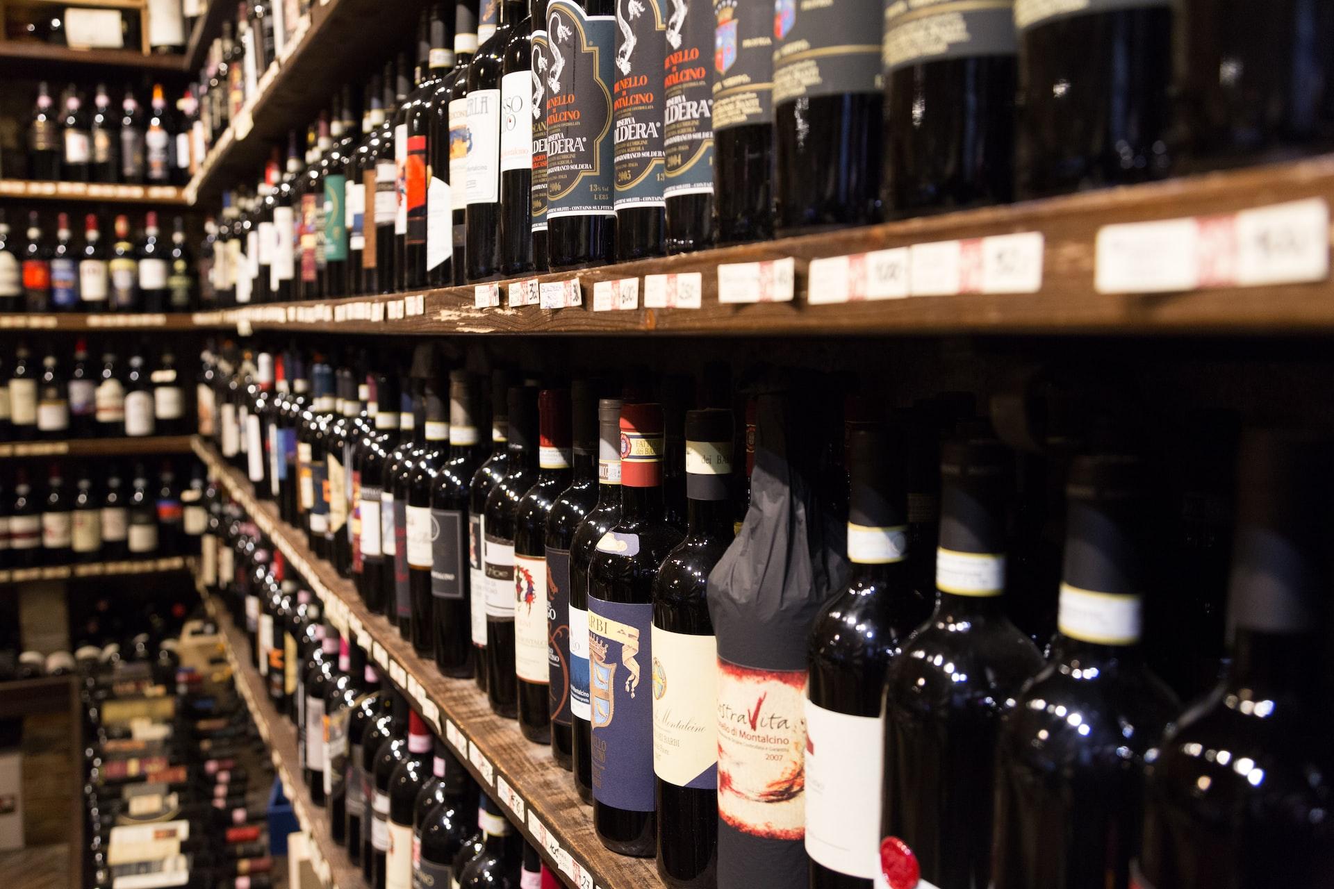 Trgovina s ponudbo buteljk različnih toskanskih vin v Italiji.