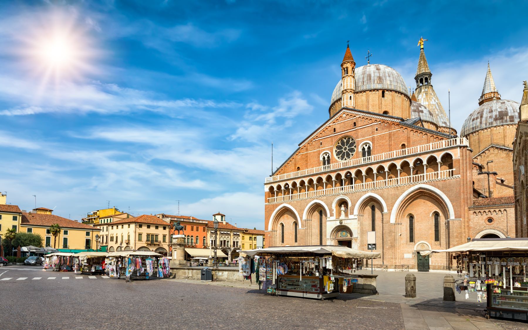 Pogled na baziliko Antona Padovanskega in trg Piazza del Santo v Padovi.