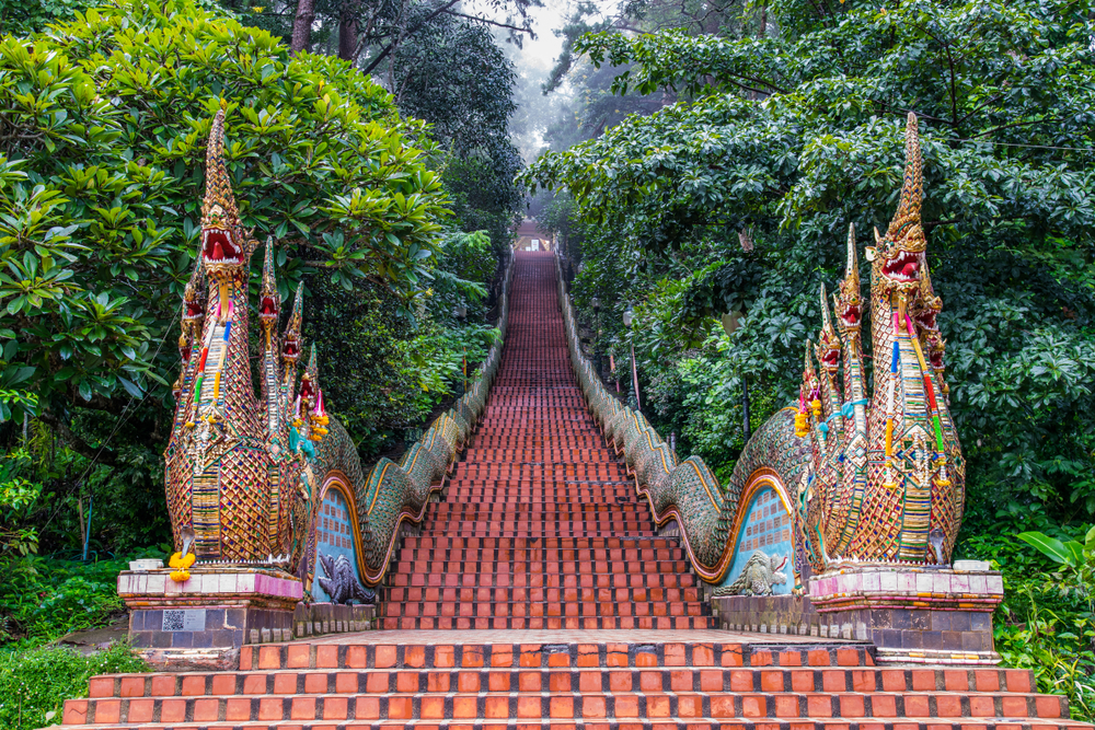 Stopnice, ki vodijo do templja Doi Suthep.