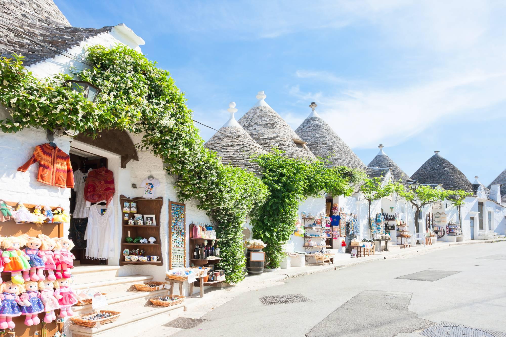Vrstne hišice s stožčastimi strehami trulli v Alberobellu.