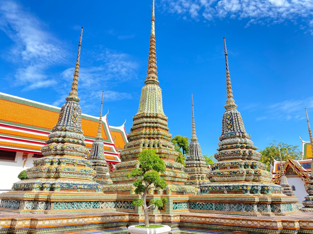 Pogled na stupe in strehe templja Wat Pho.
