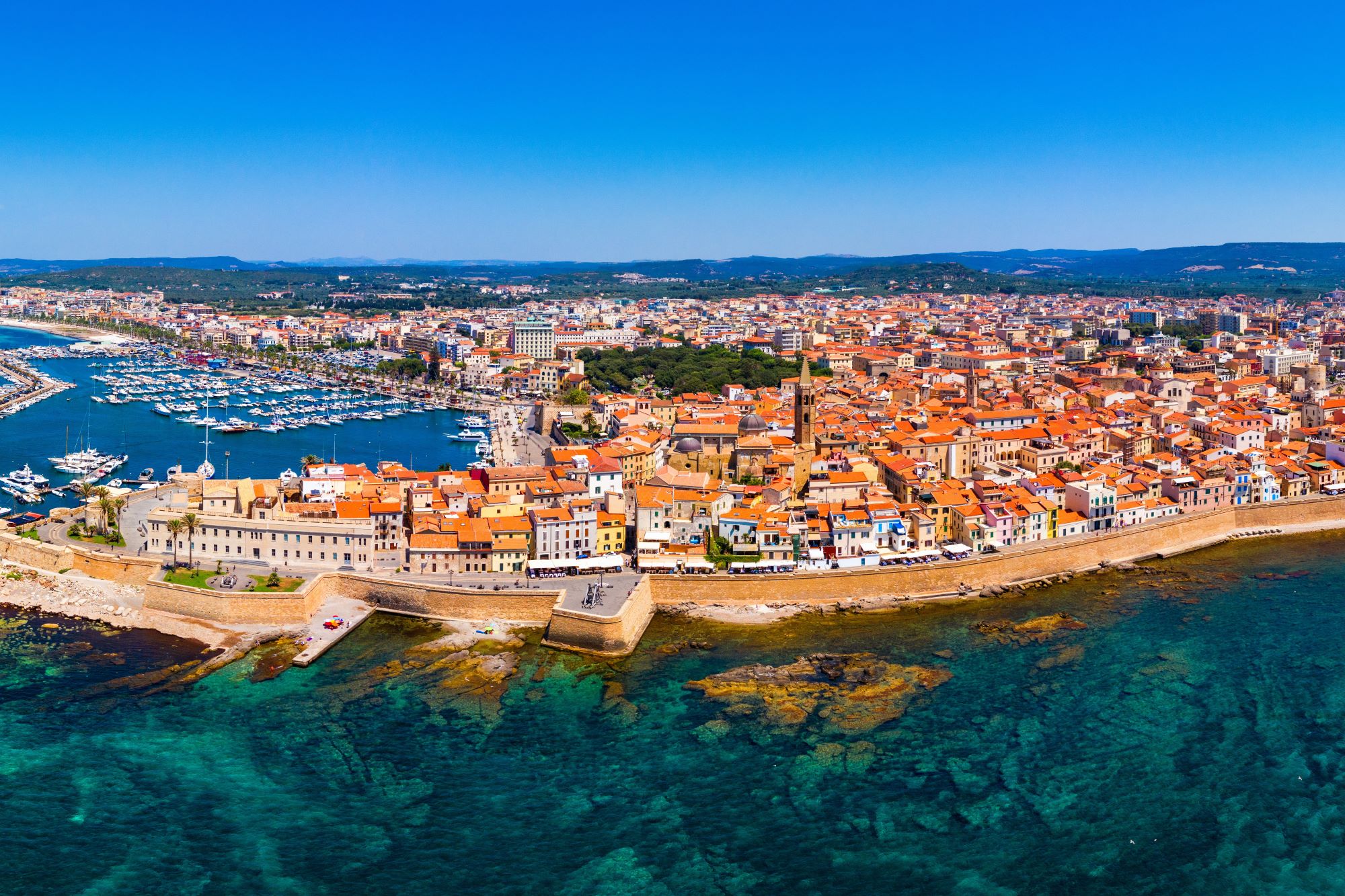 Pogled iz zraka na morsko stran letoviškega mesta Alghero na Siciliji.