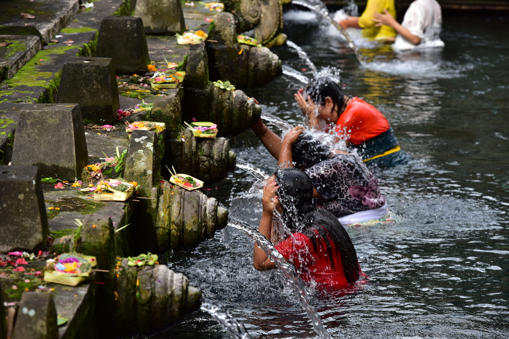 Verniki med obrednim umivanjem v templju Tirta Empul.