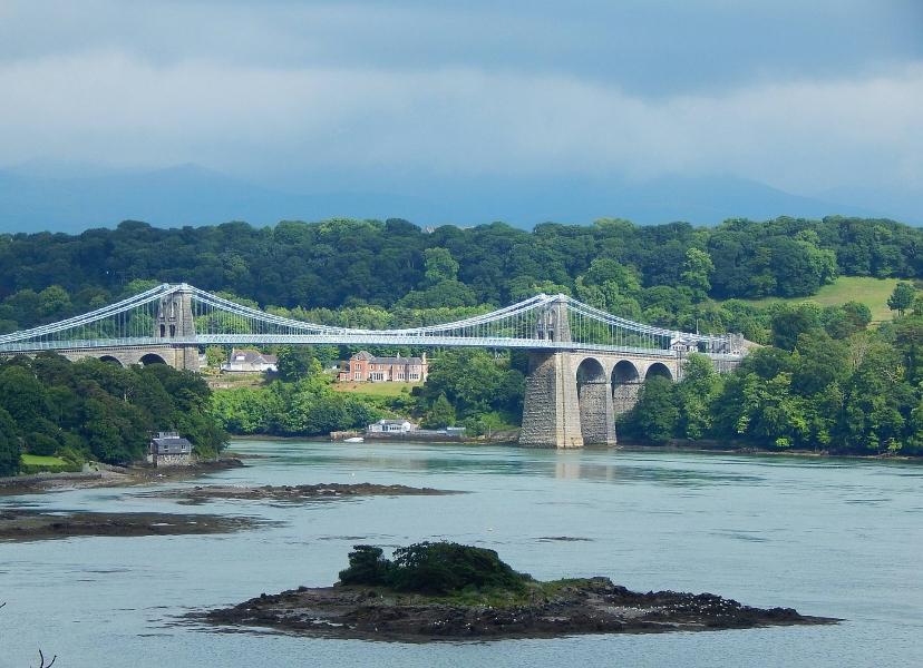 Viseči most Menai na otok Anglesey v Walesu.