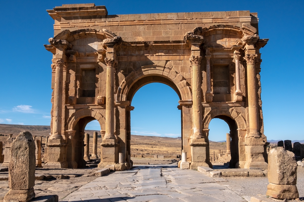 Slavolok s tremi loki in stebri, ki vodi v antično mesto Timgad v Alžiriji