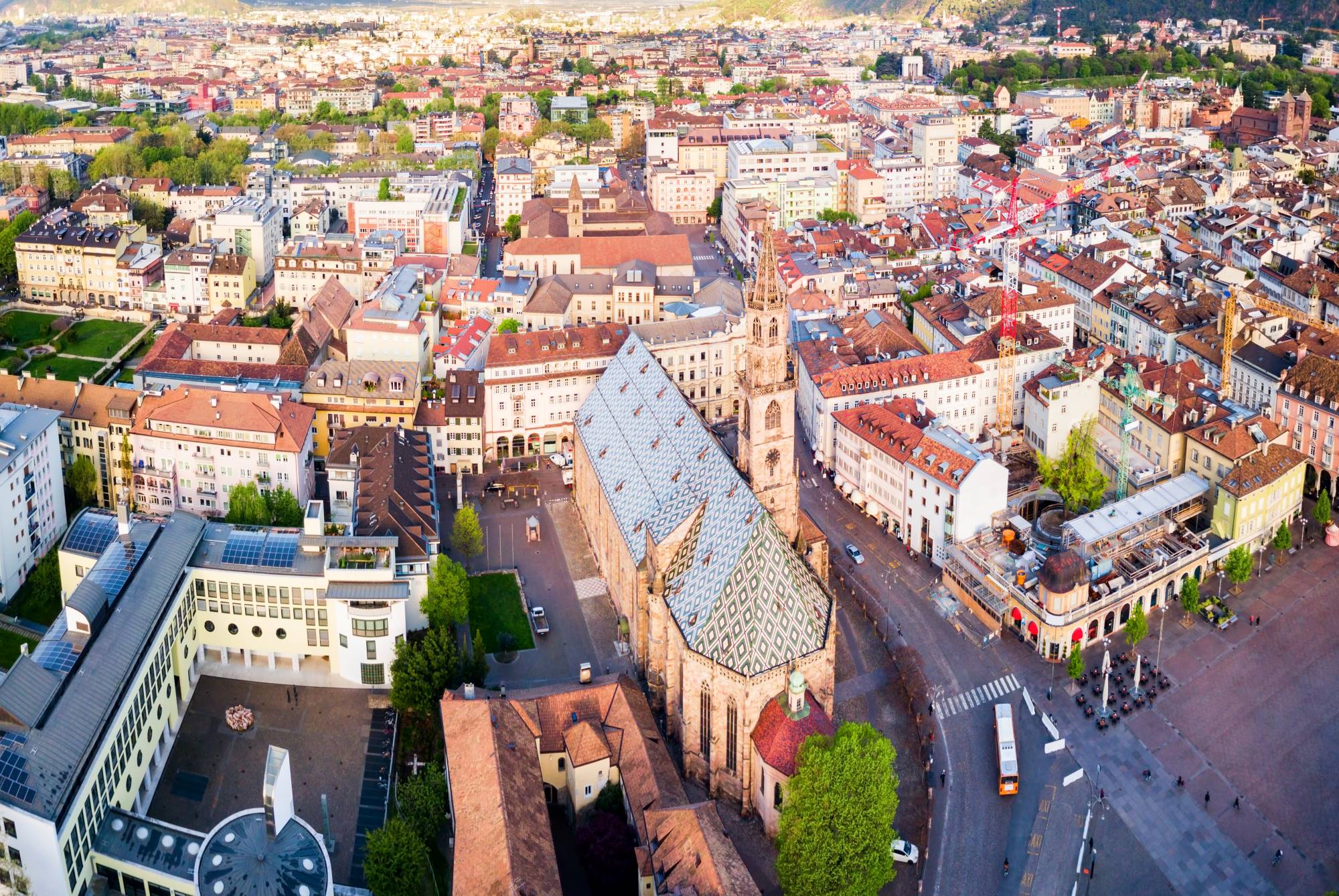 Panoramski pogled na prestolnico Južne Tirolske Bolzano s poznogotsko stolnico z zanimivim zvonikom.