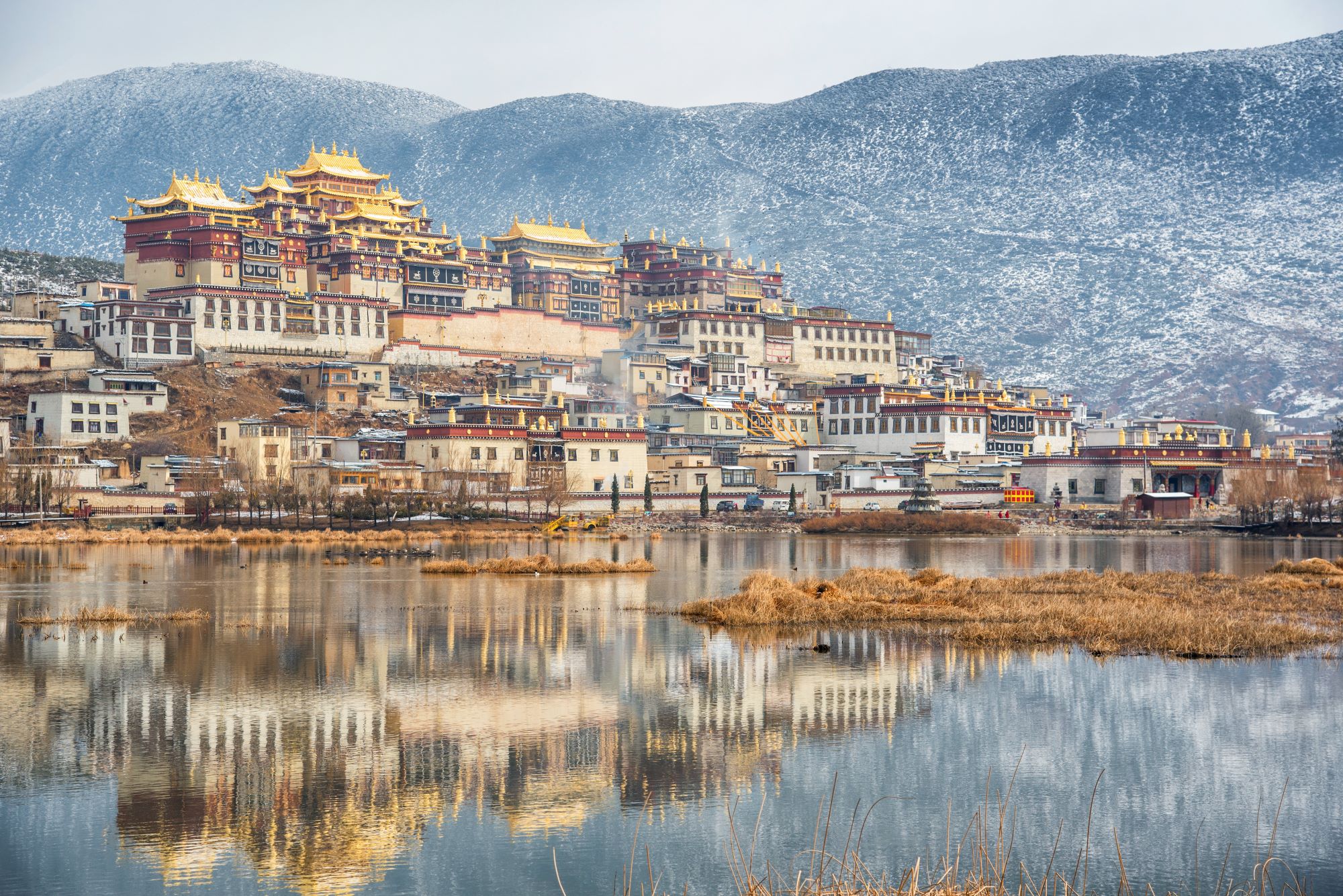 Pogled čez reko na tibetanski budistični samostan Ganden Sumtseling v kitajski provinci Yunnan.