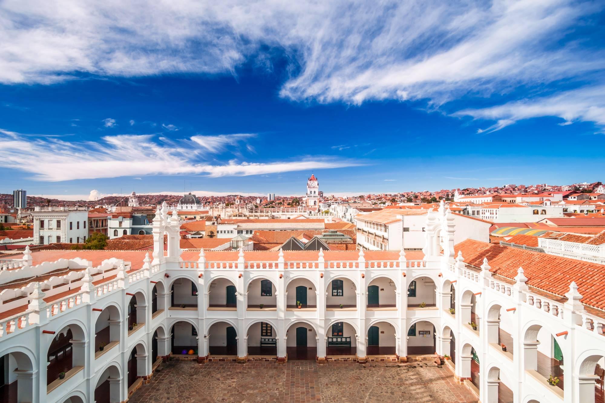 Notranje dvorišče s križnim hodnikom samostana San Felipe de Neri v kraju Sucre v Boliviji.