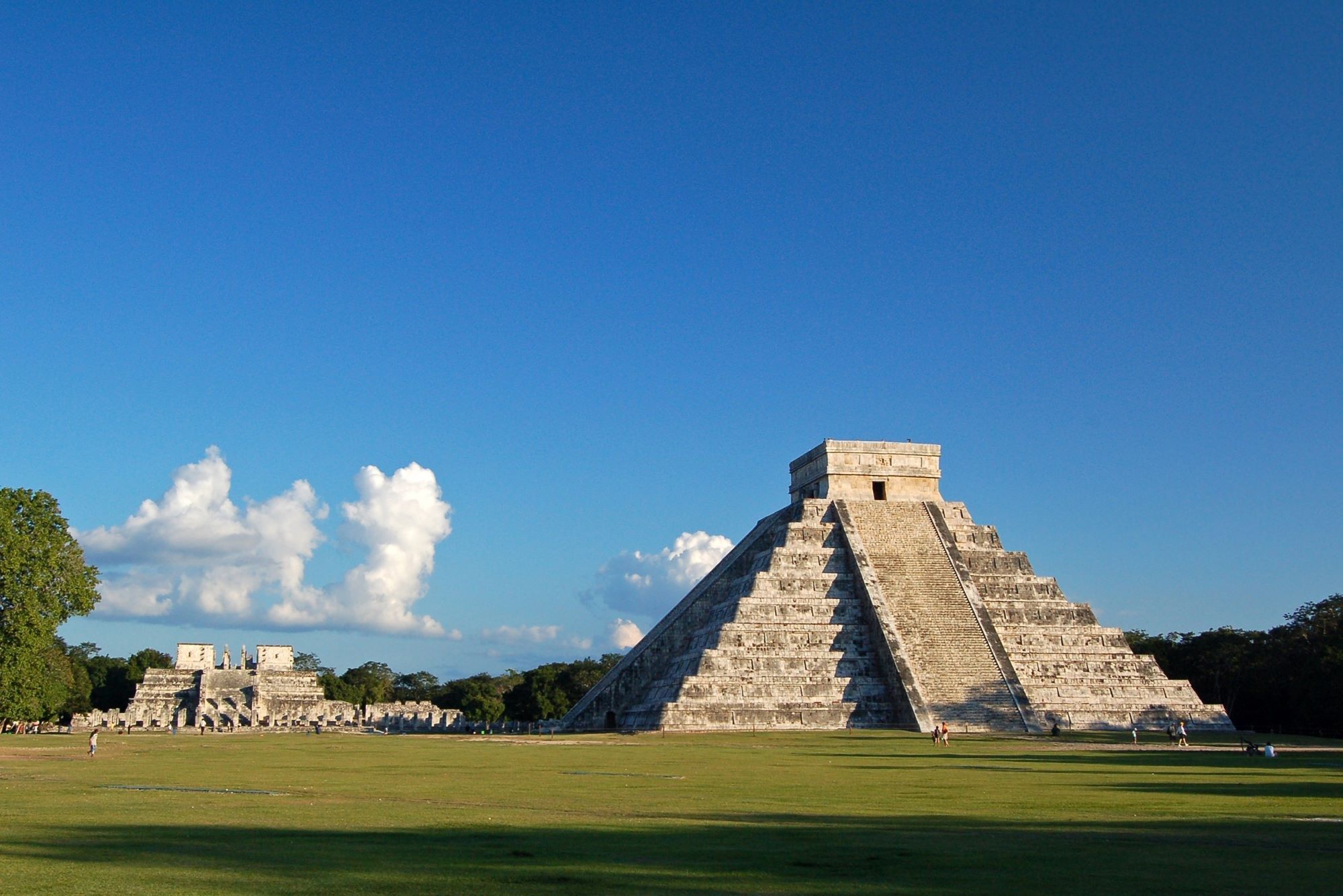 Pogled na eno najelegantnejših piramid v Mehiki El Castillo v mogočnem majevskem mestu Chichén Itzá.