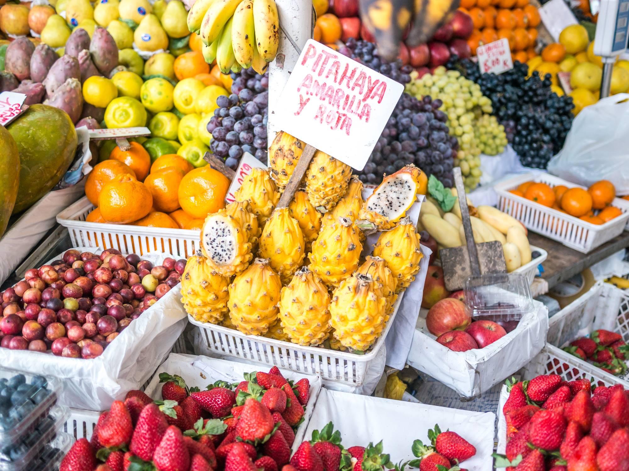 Barvita tržnica s sadjem, od jagod in jabolk do bolj eksotične pitaje in miniaturnih banan.
