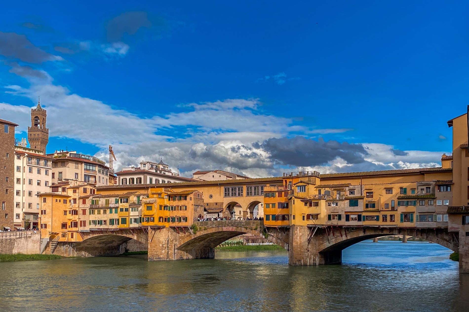 Pogled na reko Arno, ki teče skozi Firence, in znameniti most Ponte Vecchio.