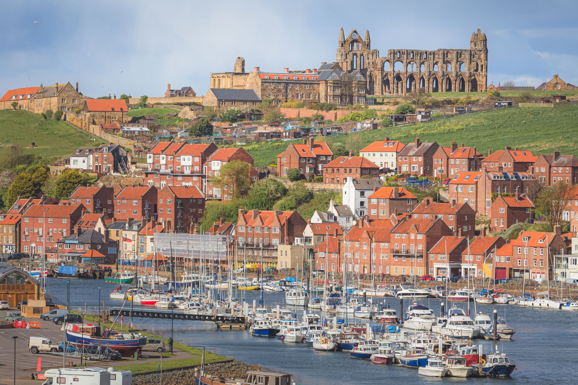 Obmorsko mesto Whitby, ki slovi po ostankih opatije iz 7. stoletja, ki se dviga nad krajem. Foto: Shutterstock