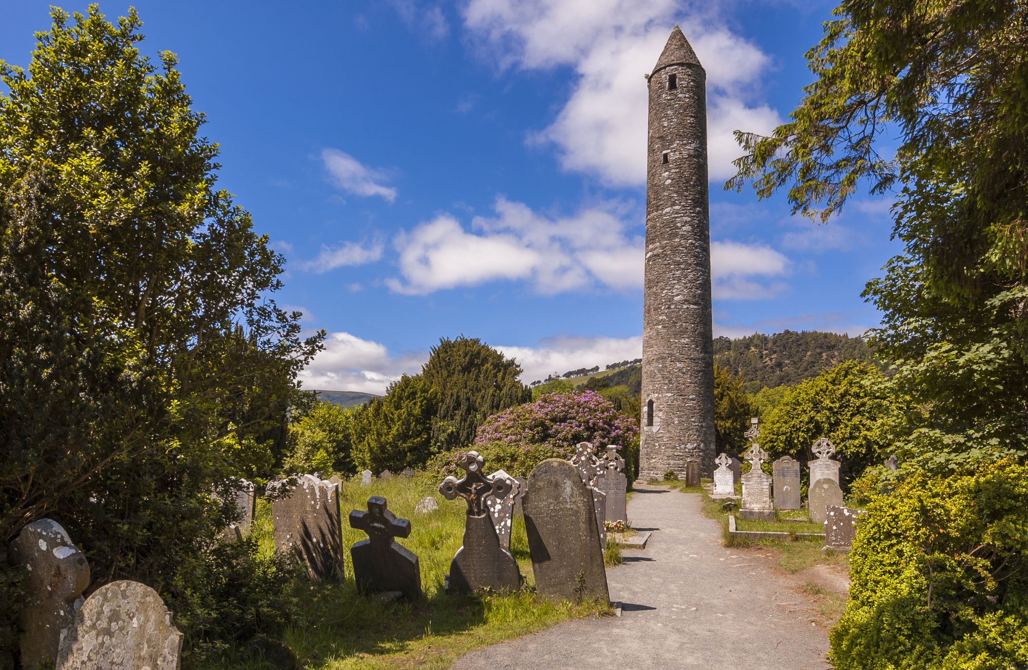 Pogled na okrogli stolp in pokopališče samostanskega mesta Glendalough pri Cashelu na Irskem.