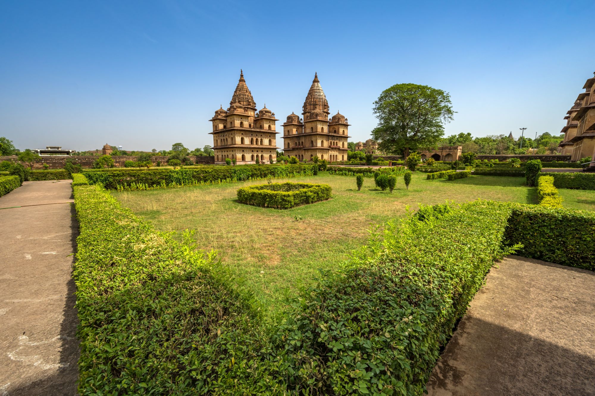 Pogled na urejen park in kraljeve paviljone v mestu Orchha v Indiji.