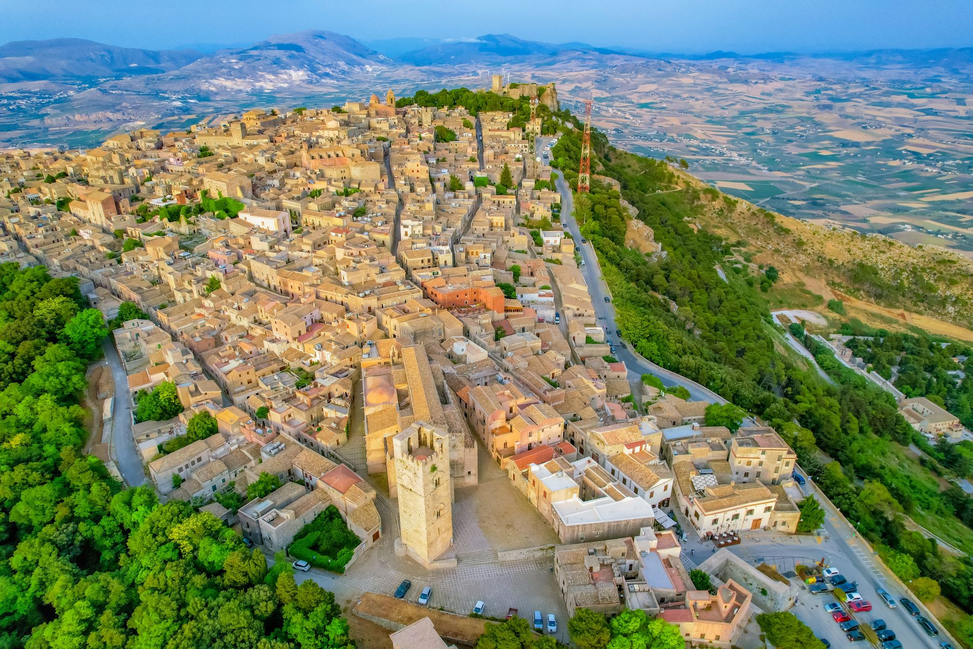 Pogled z zraka na kraj Erice na vzhodni obali Sicilije, ki se dviga na vzpetini nad okoliško pokrajino.