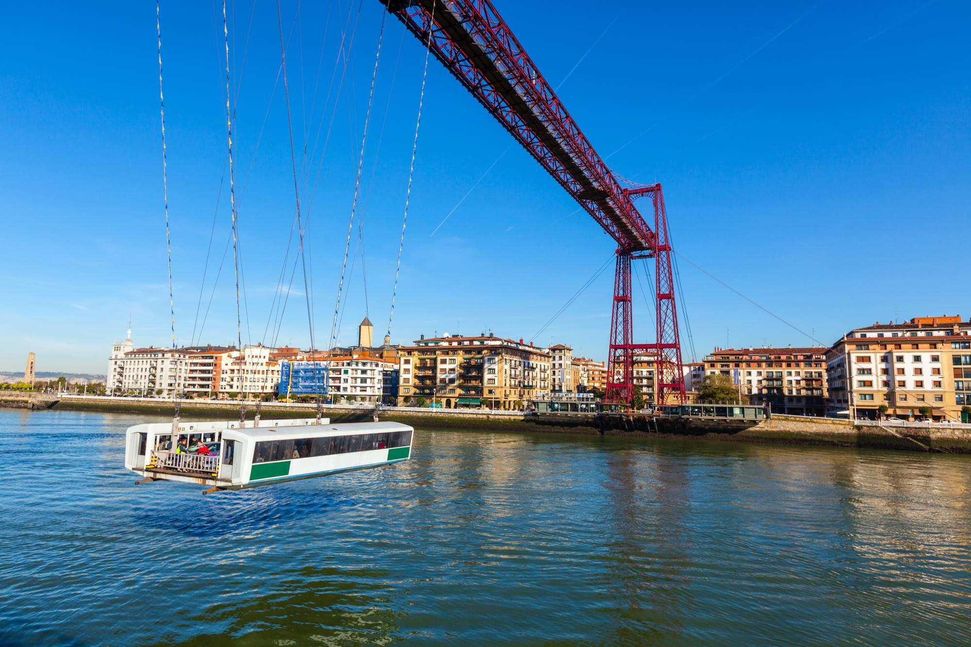 Trajektni most Bizkaiko Zubia, ki se pne nad reko Nervión v pristaniškem kraju Getxo.