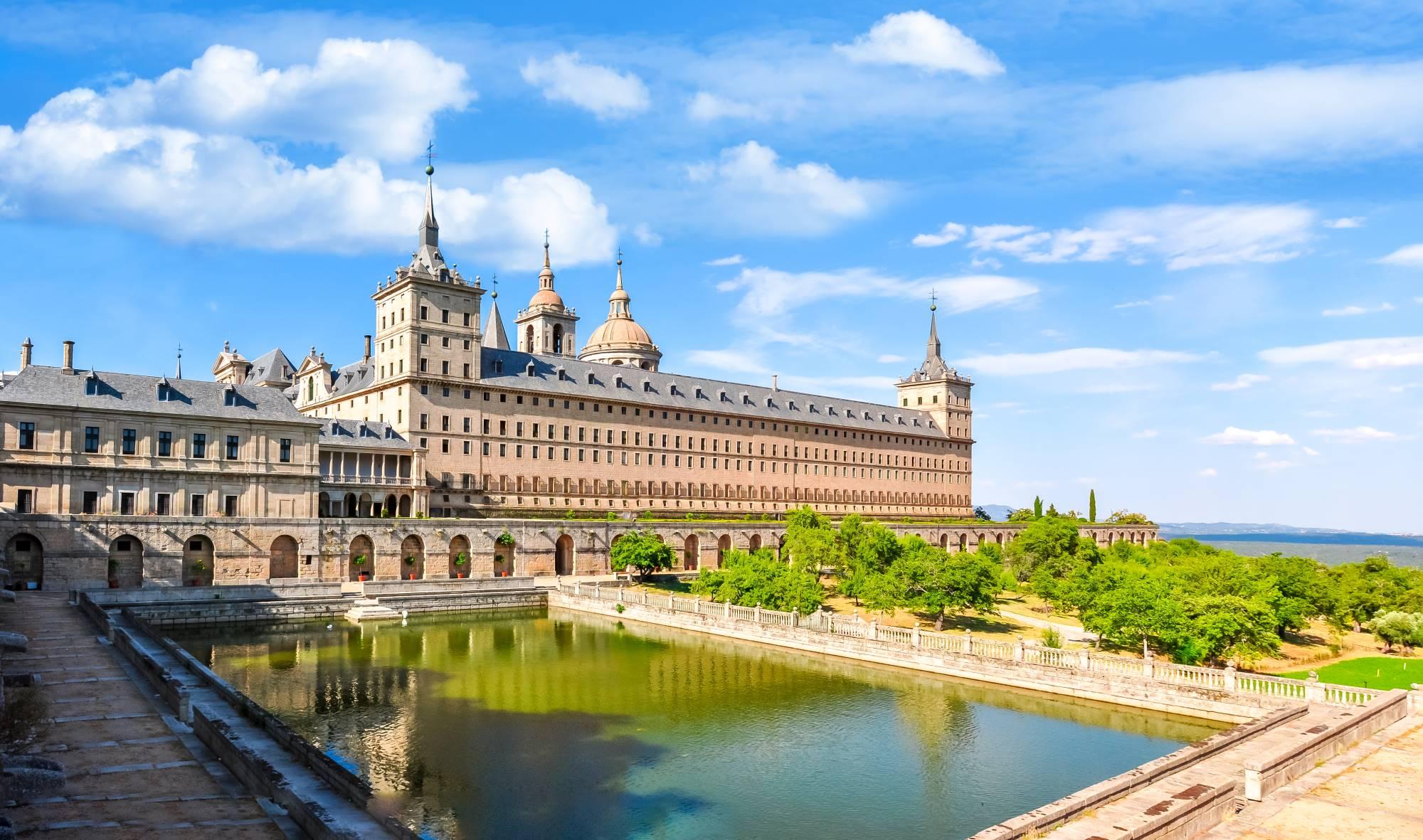 Mogočna rezidenca španskih kraljev El Escorial.