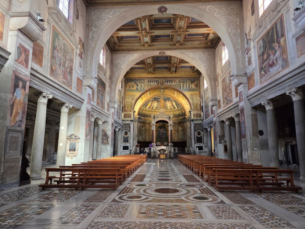 Poglej okrašeno ladjo cerkve Santa Prassede v Rimu