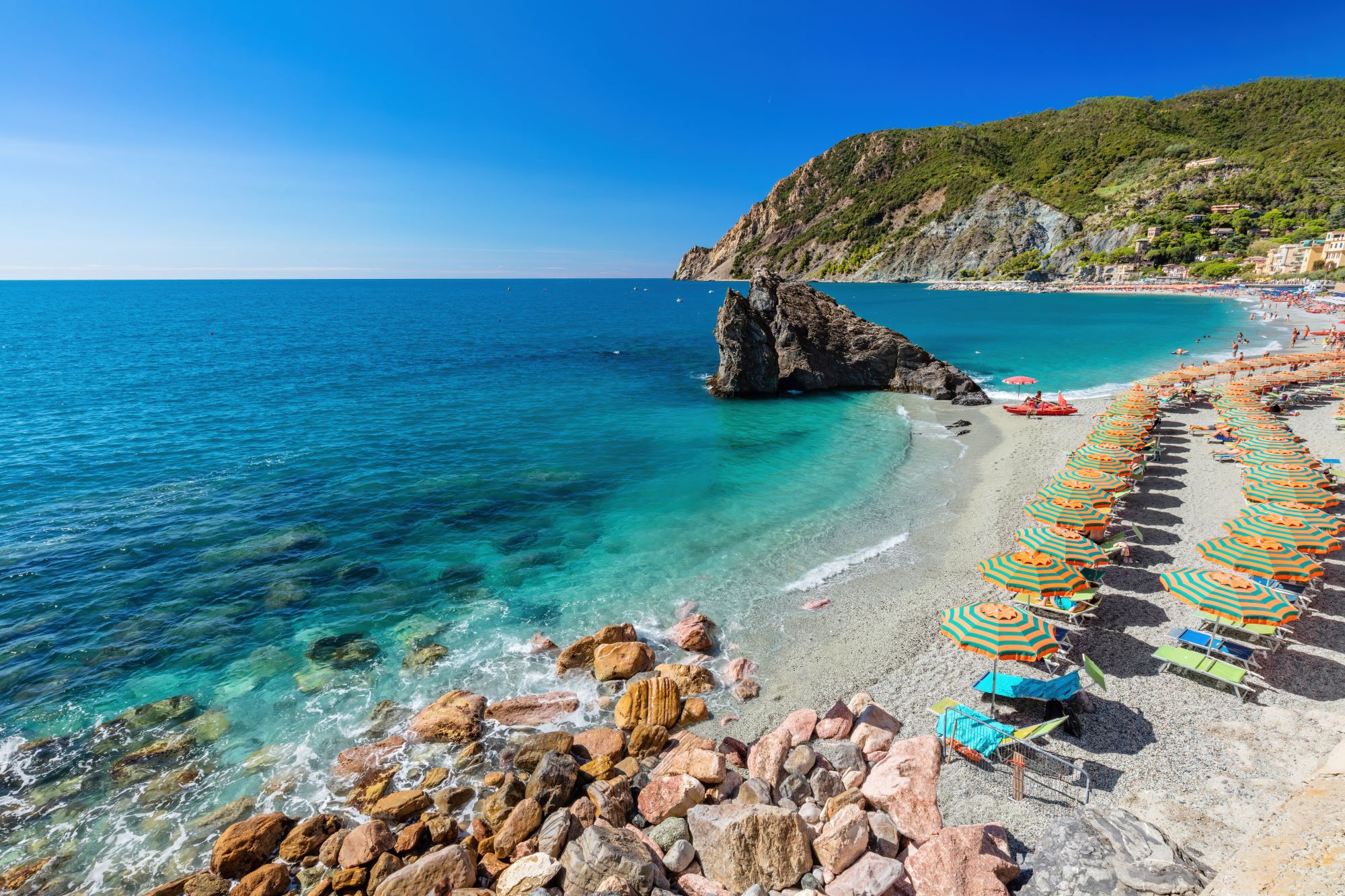 Pogled na veliko plažo v Monterossu in v ozadju novejši del kraja.