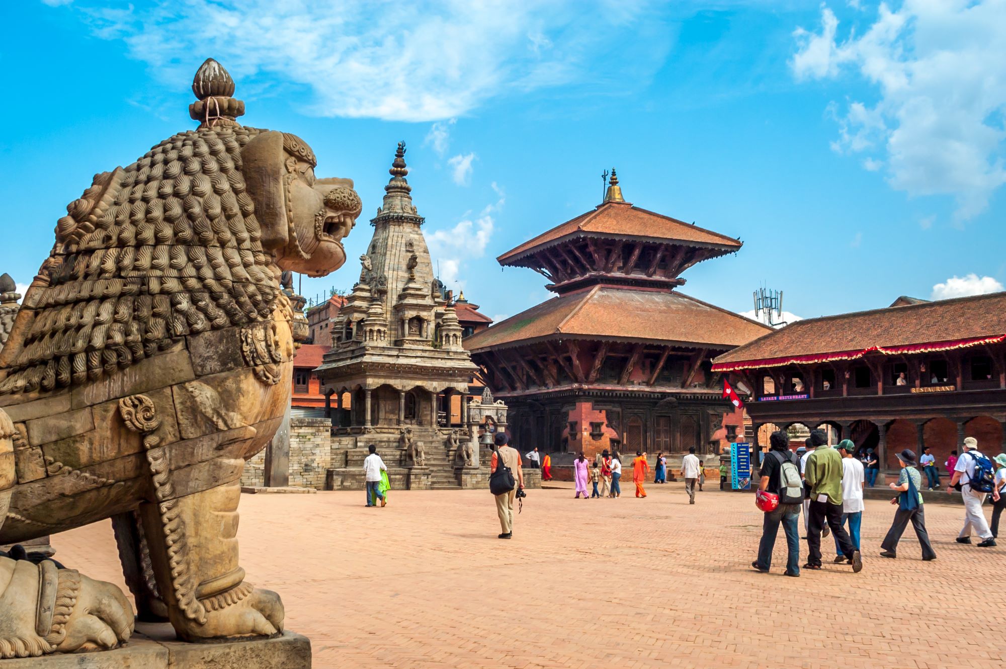 Kamniti lev straži trg Durbar s kraljevo palačo in templji v starem mestnem jedru Bhaktapurja v Nepalu.