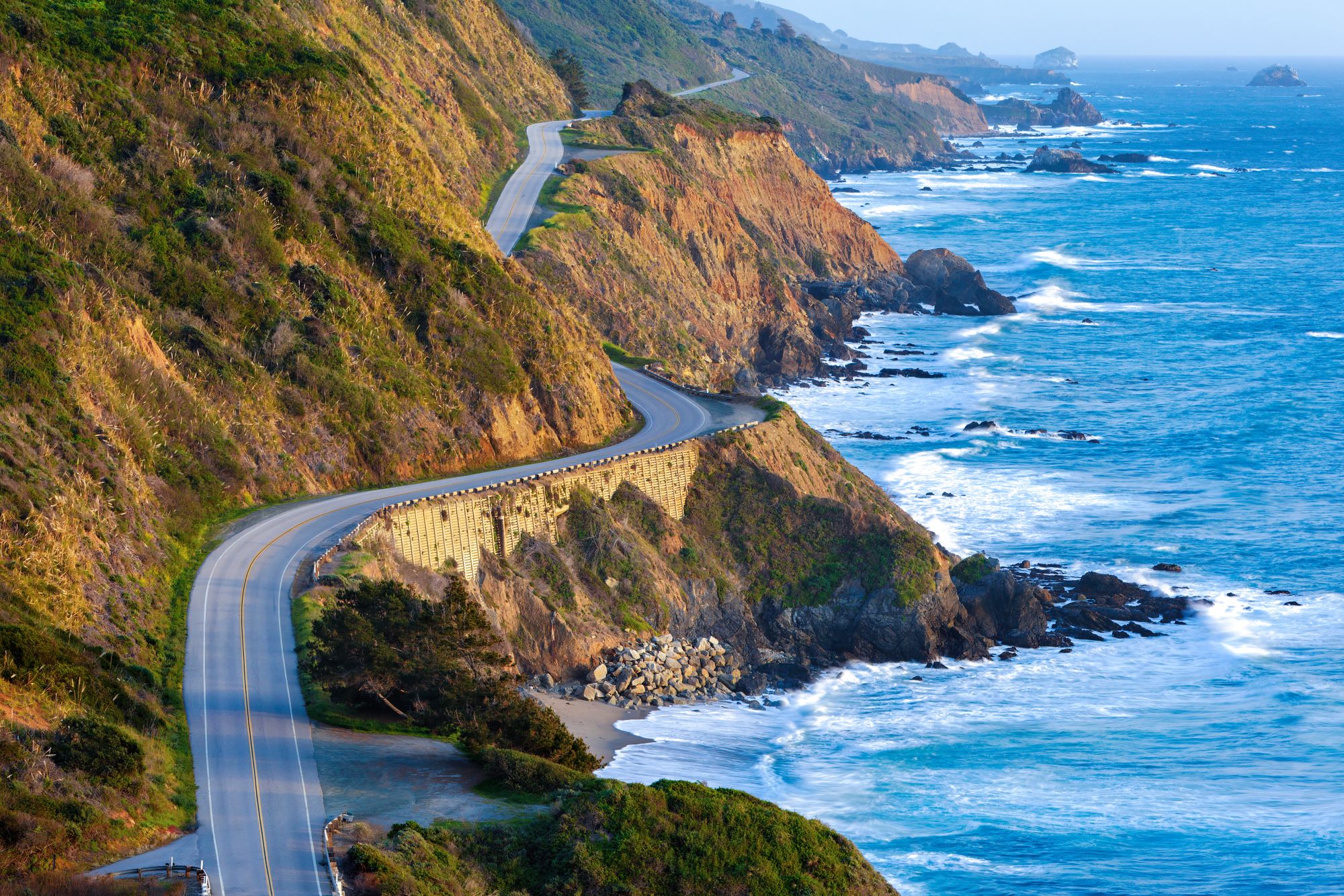 Hitra cesta Highway 1 se vije ob obali Severnega pacifiškega oceana.