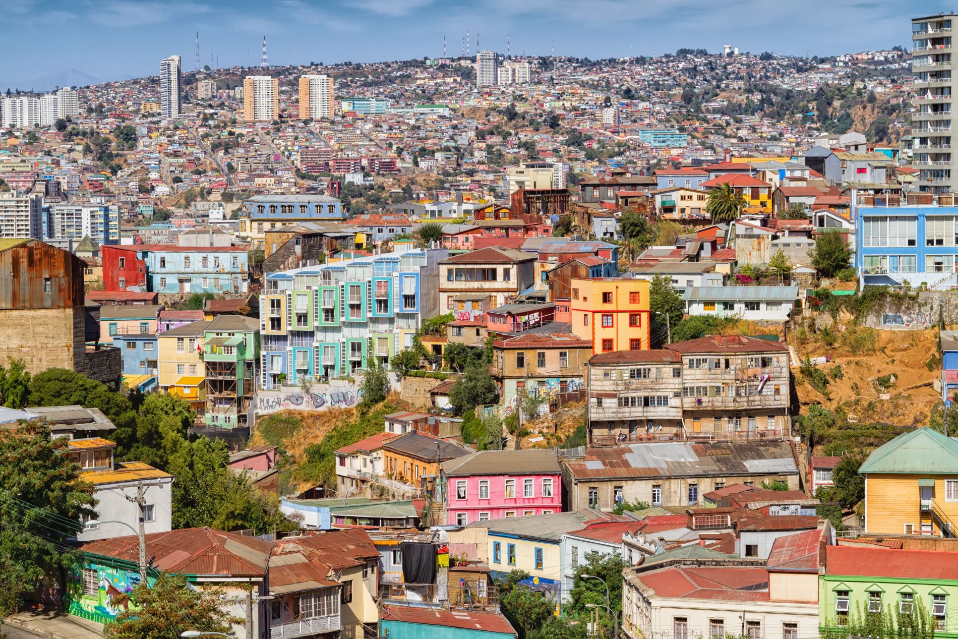 Pogled na barvite hiše v čilenskem pristaniškem mestu Valparaíso ob Južnem Pacifiku.
