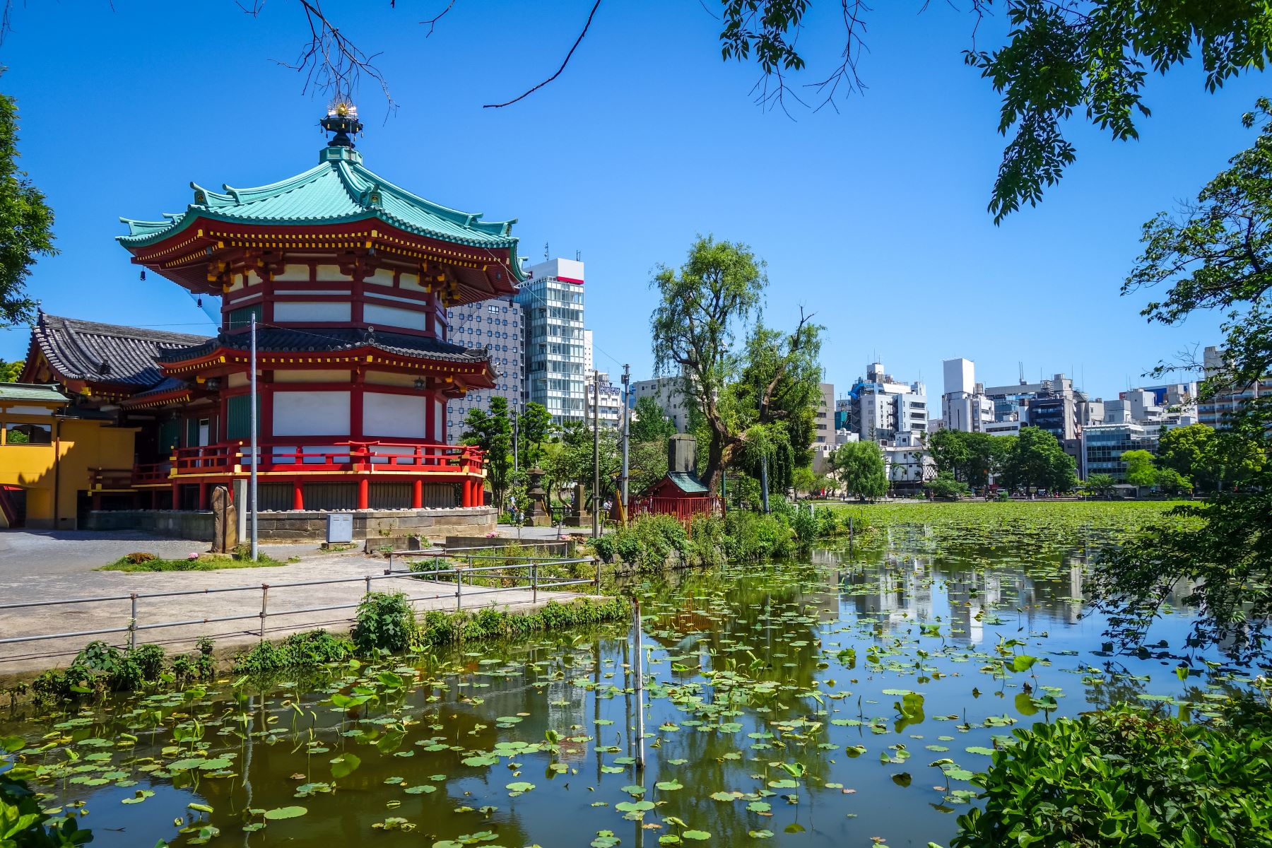 Pogled na pagodo ob jezeru v tokijskem parku Ueno na Japonskem.