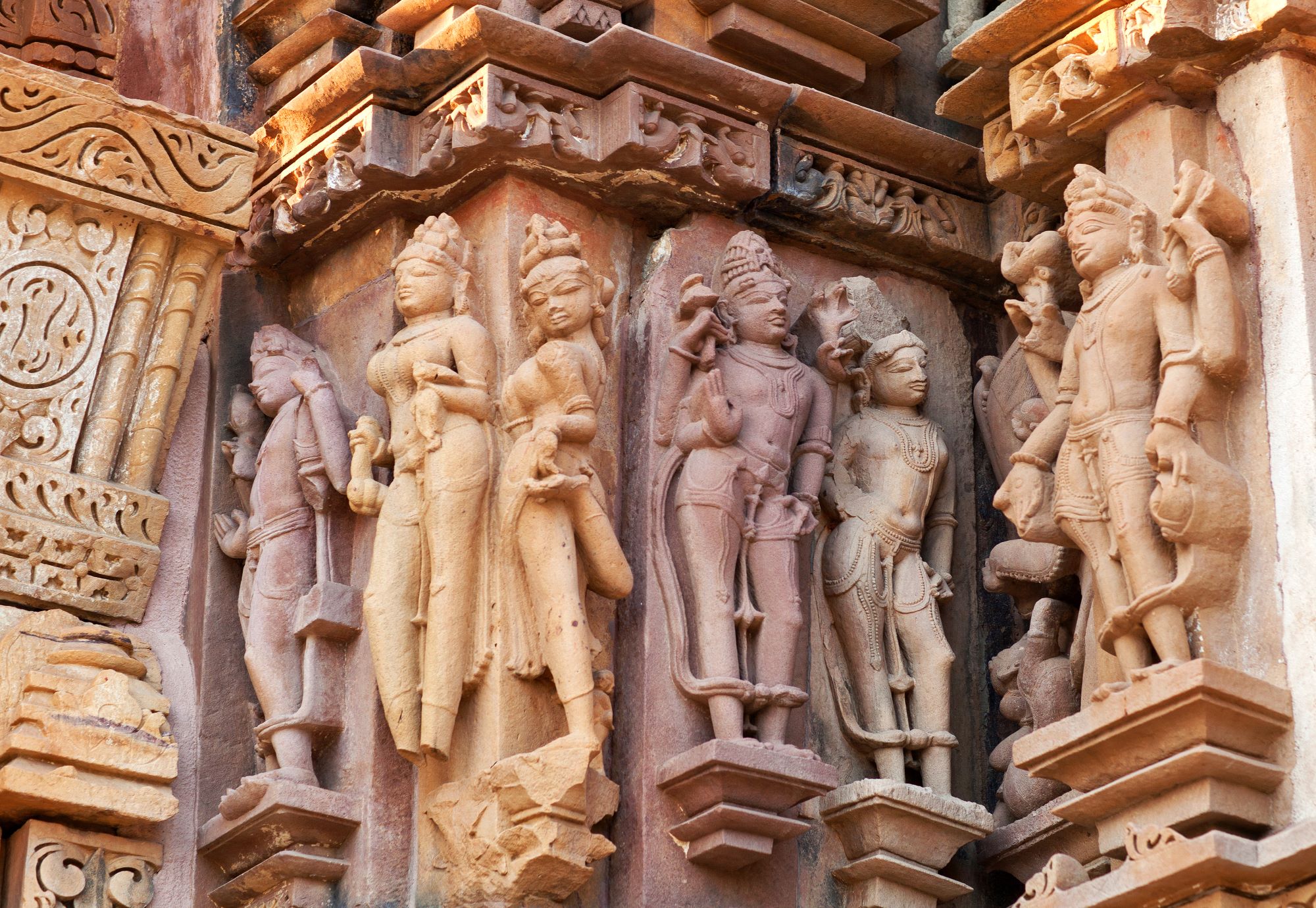 Detajl na enem od starodavnih templjev v Khajurahu v Indiji.