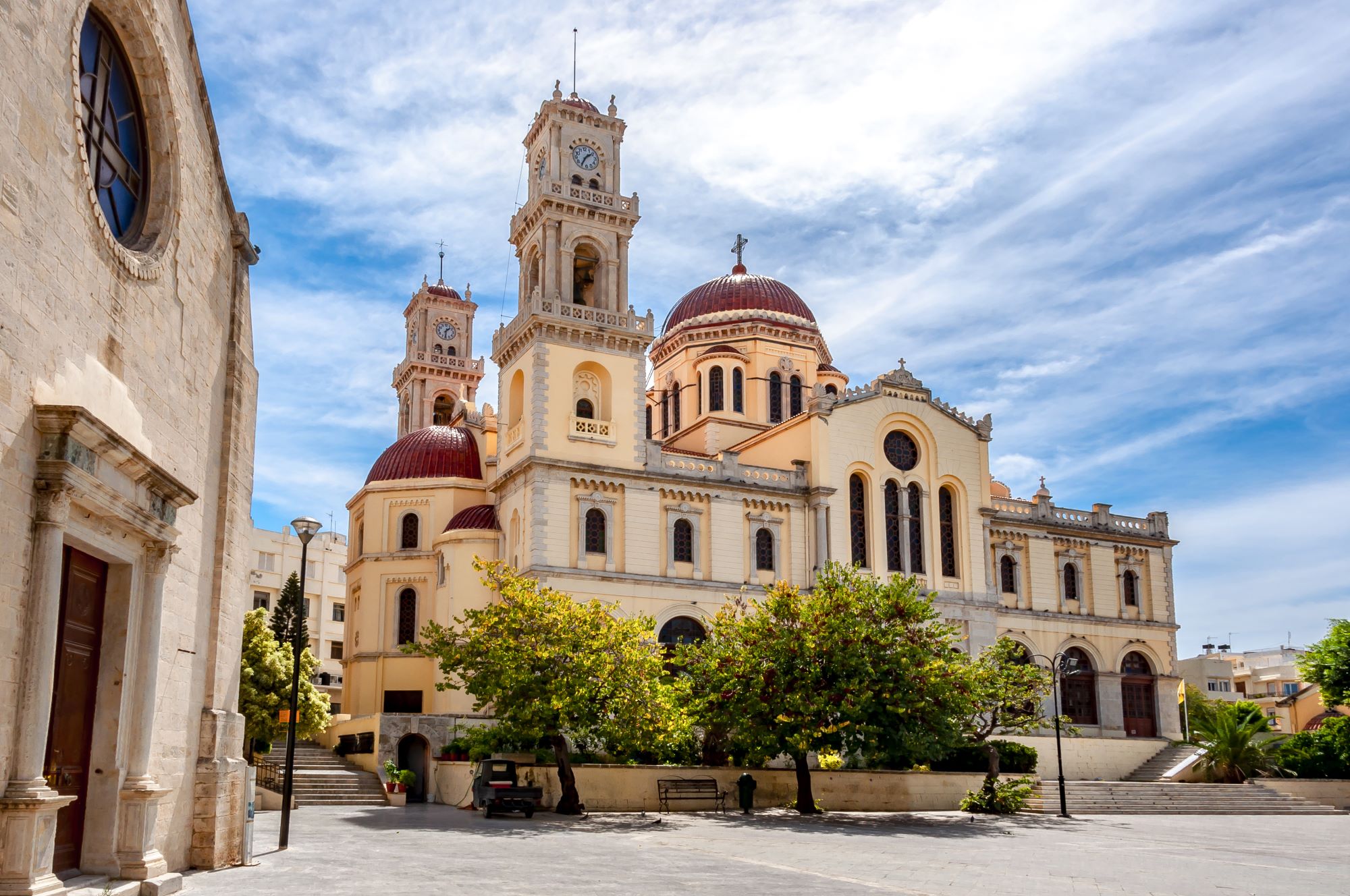 Grška pravoslavna katedrala Agios Minas v središču glavnega mesta Krete Herakliona v Grčiji.