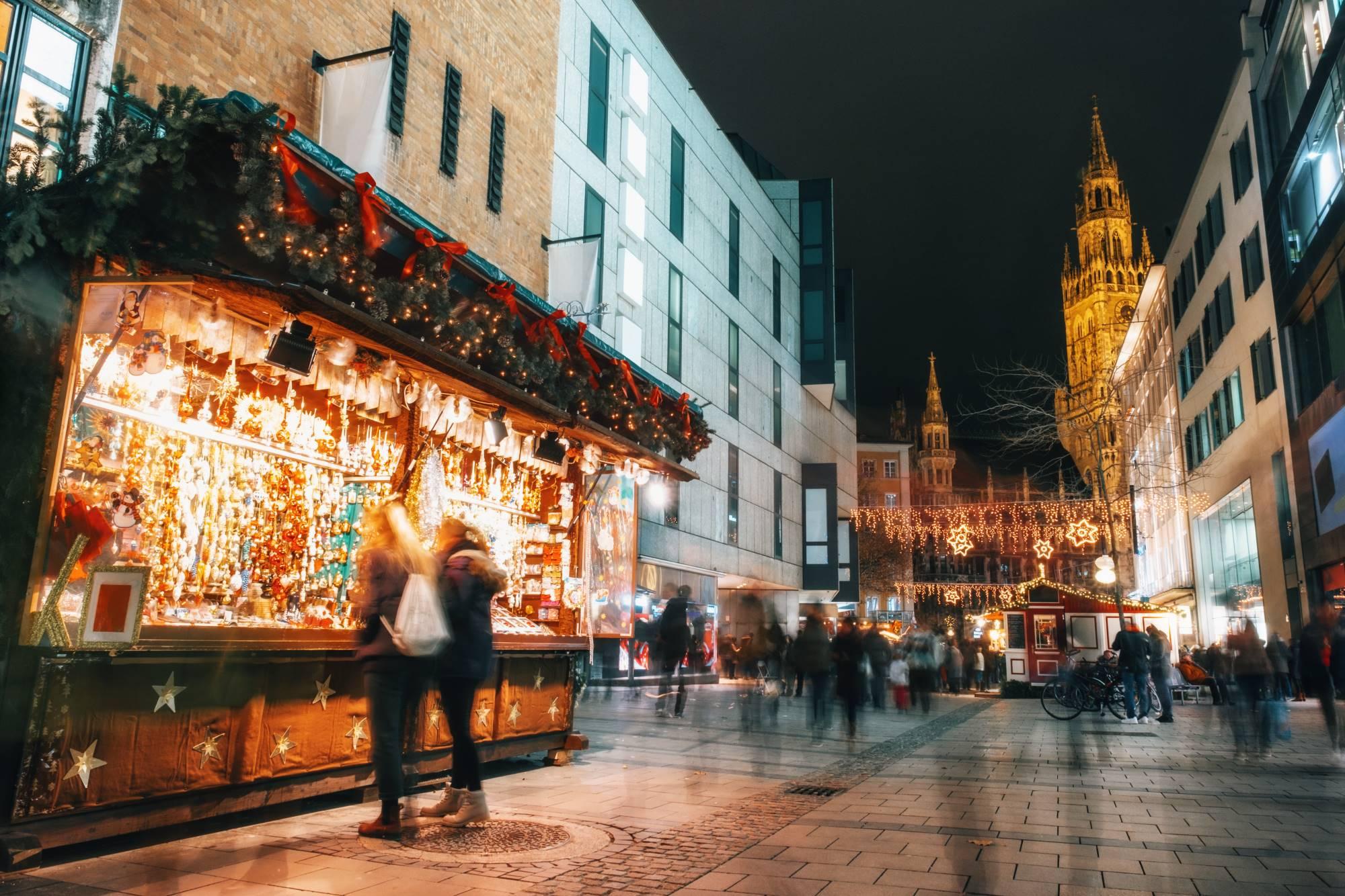 Adventna stojnica in božično okrašene ulice v bližini glavnega trga v Münchnu Marienplatza z mestno hišo.