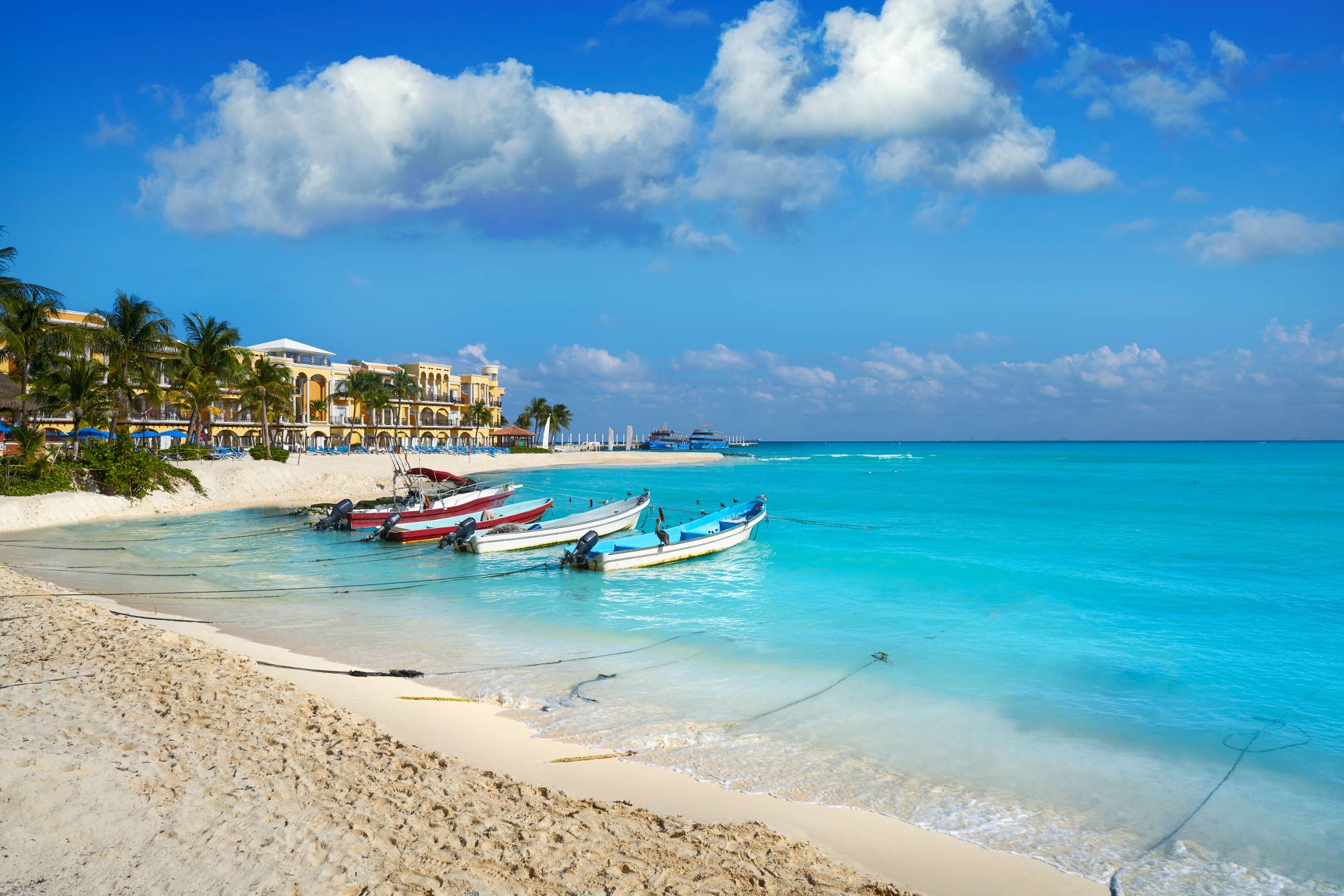 Čolni v morju ob obali mehiškega letoviškega kraja Playa del Carmen.