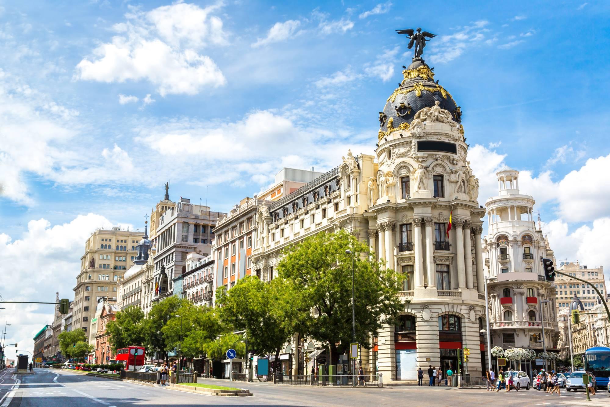 Pogled na živahno avenija v središču Madrida Gran Via s številnimi uradi, hoteli, gledališči, restavracijami in trgovinami.