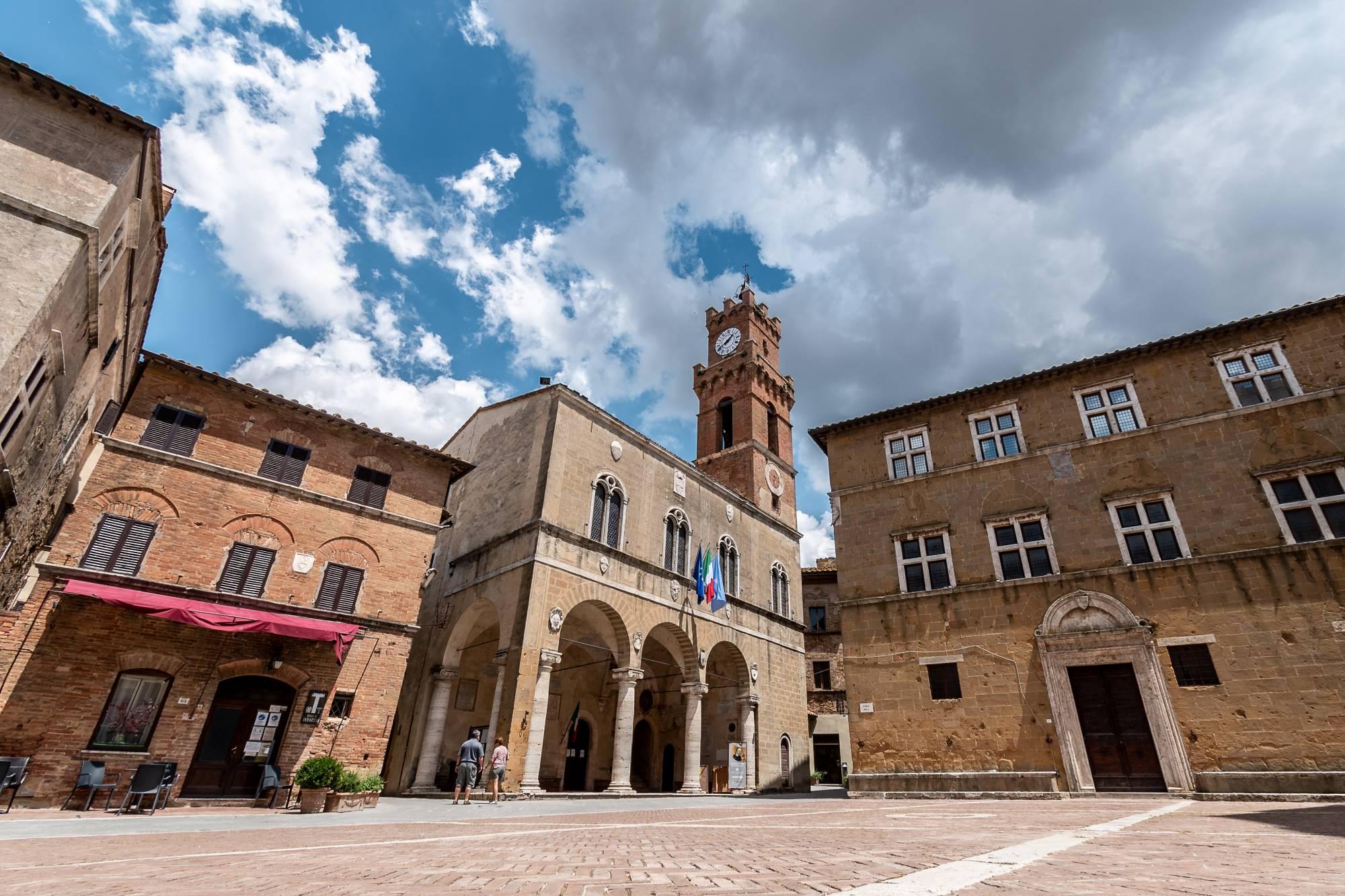 Trg Piazza Pio II v Pienzi v Toskani z mestno hišo.