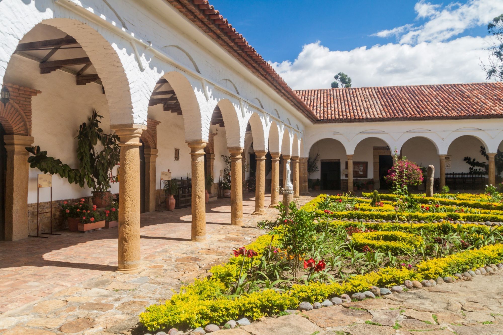 Notranje dvorišče z vetom starodavnega dominikanskega samostana Santo Ecce Homo pri kraju Villa de Leyva v Kolumbiji.
