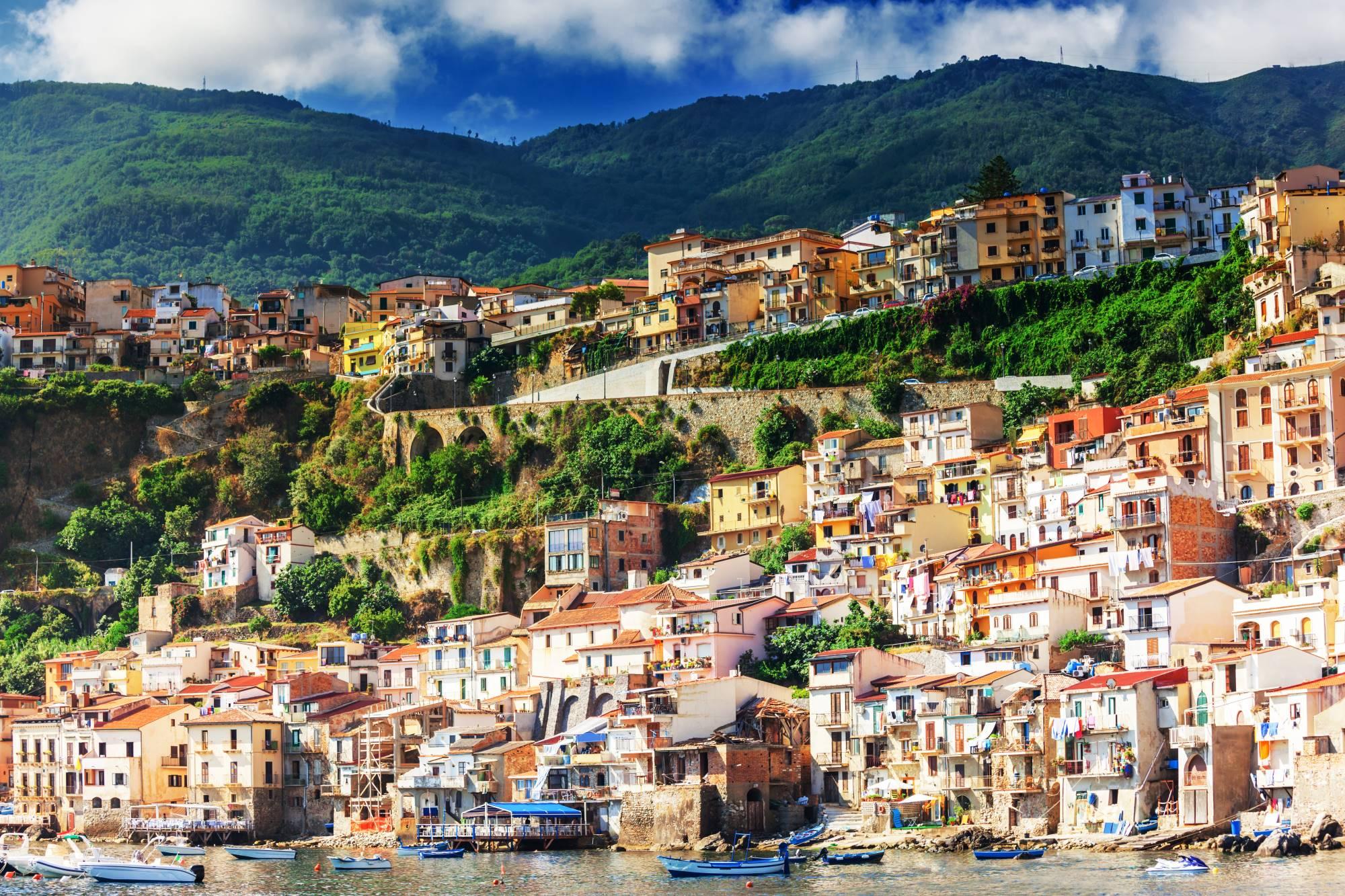 Pogled z morja na letoviško mesto Scilla na kalabrijski strani Messinske ožine v Italiji.