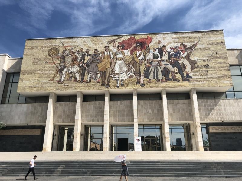 Pogled na pročelje stavbe Narodnega zgodovinskega muzeja, v katerem je prikaz albanske zgodovine od Ilirov do obdobja komunizma.