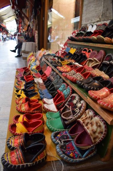 Bazar Arasta Çarşı v starem delu Istanbula z razstavljenimi usnjenimi copati.