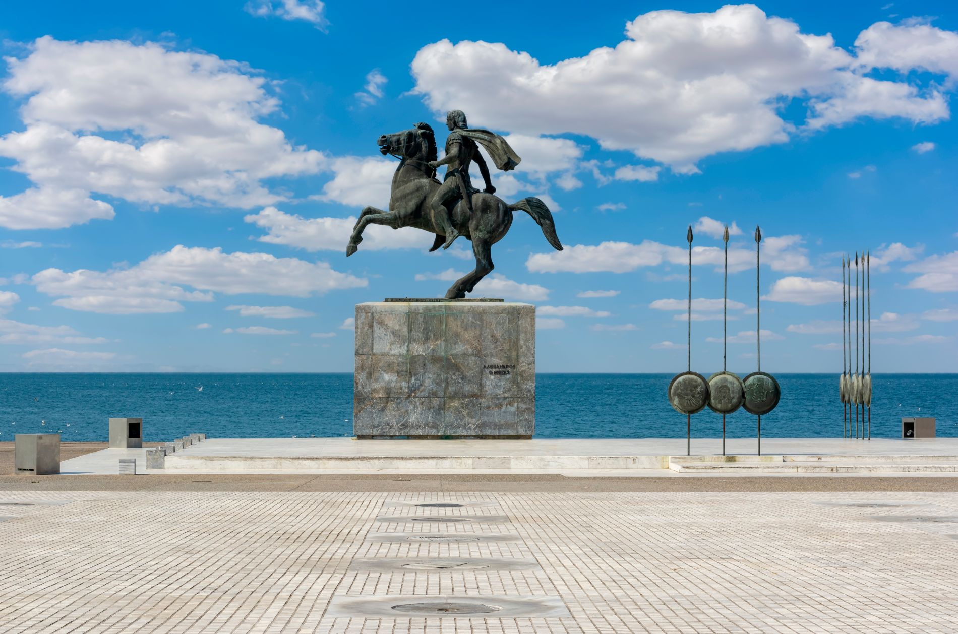 Kip Aleksandra Velikega na konju na obalni promenadi v Solunu v Grčiji.