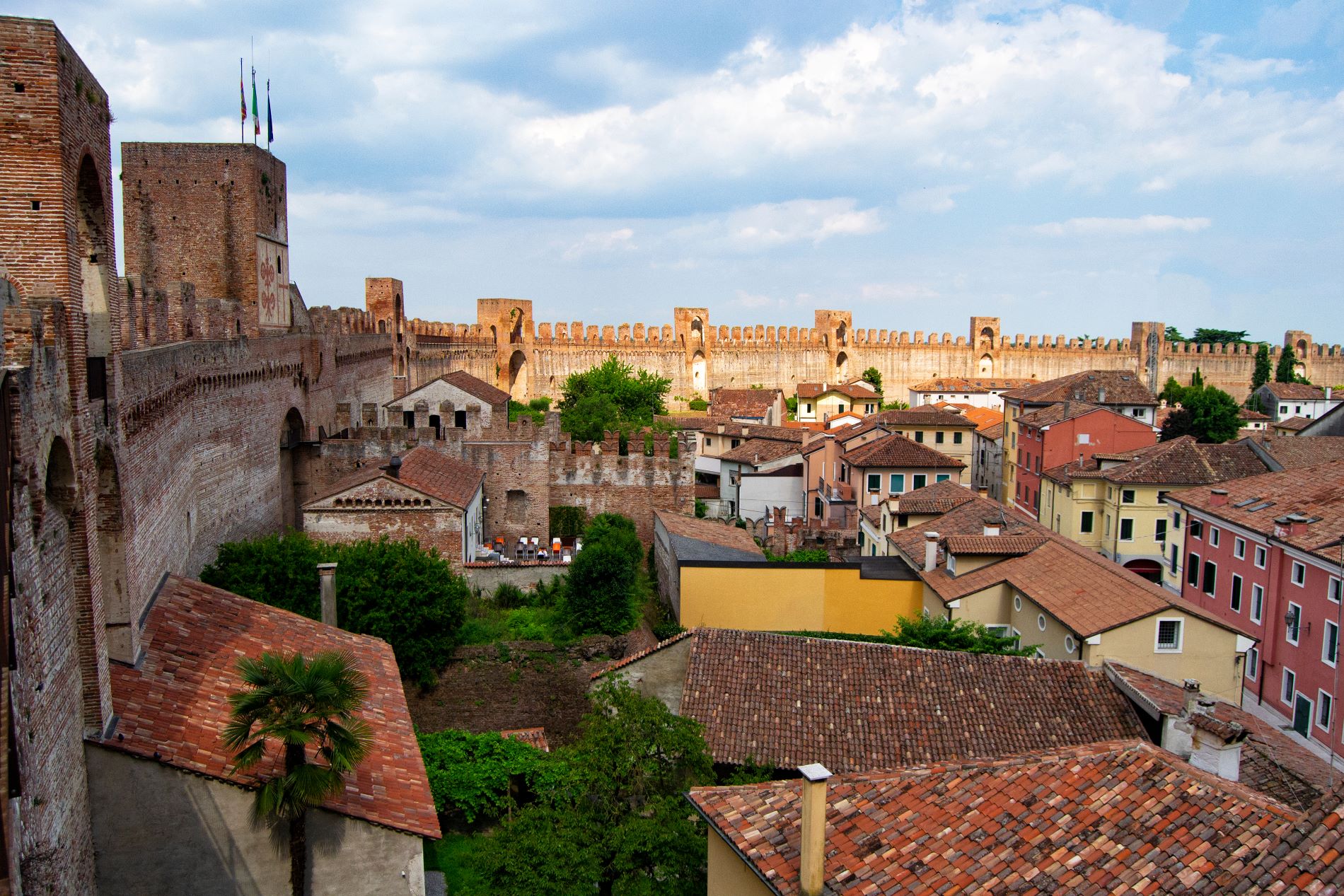 Pogled s srednjeveškega obzidja na staro mestno jedro mesta Montagnana v Italiji.