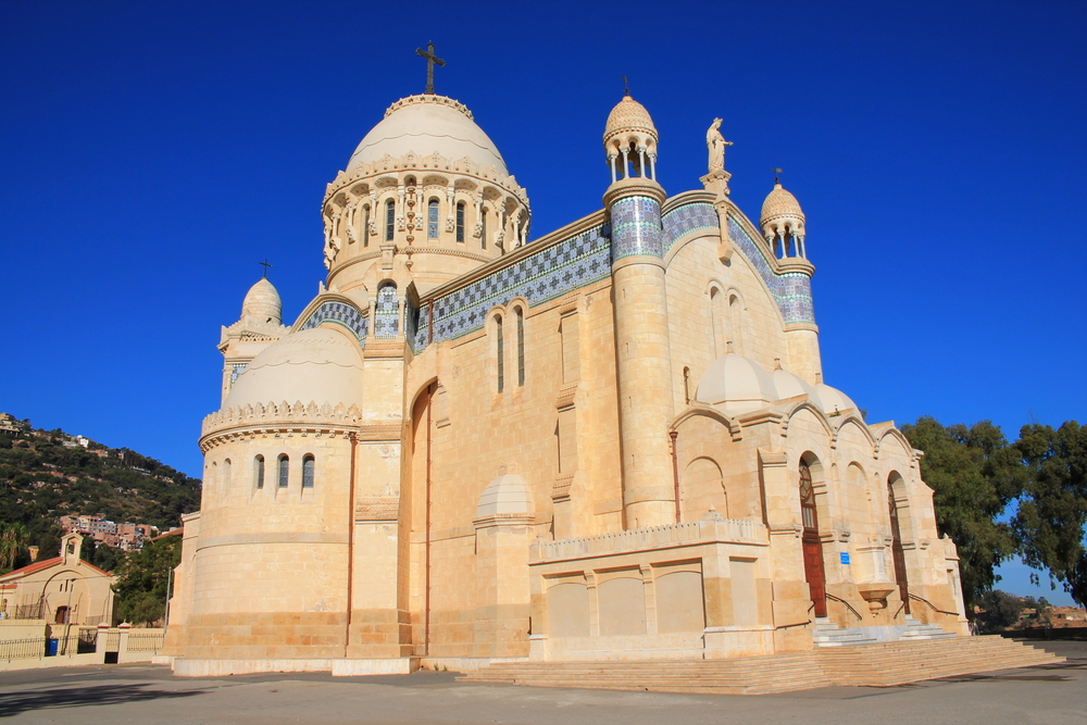 Zunanjost bazilike Notre-Dame d'Afriqu, ena največjih katoliških cerkva v Afriki