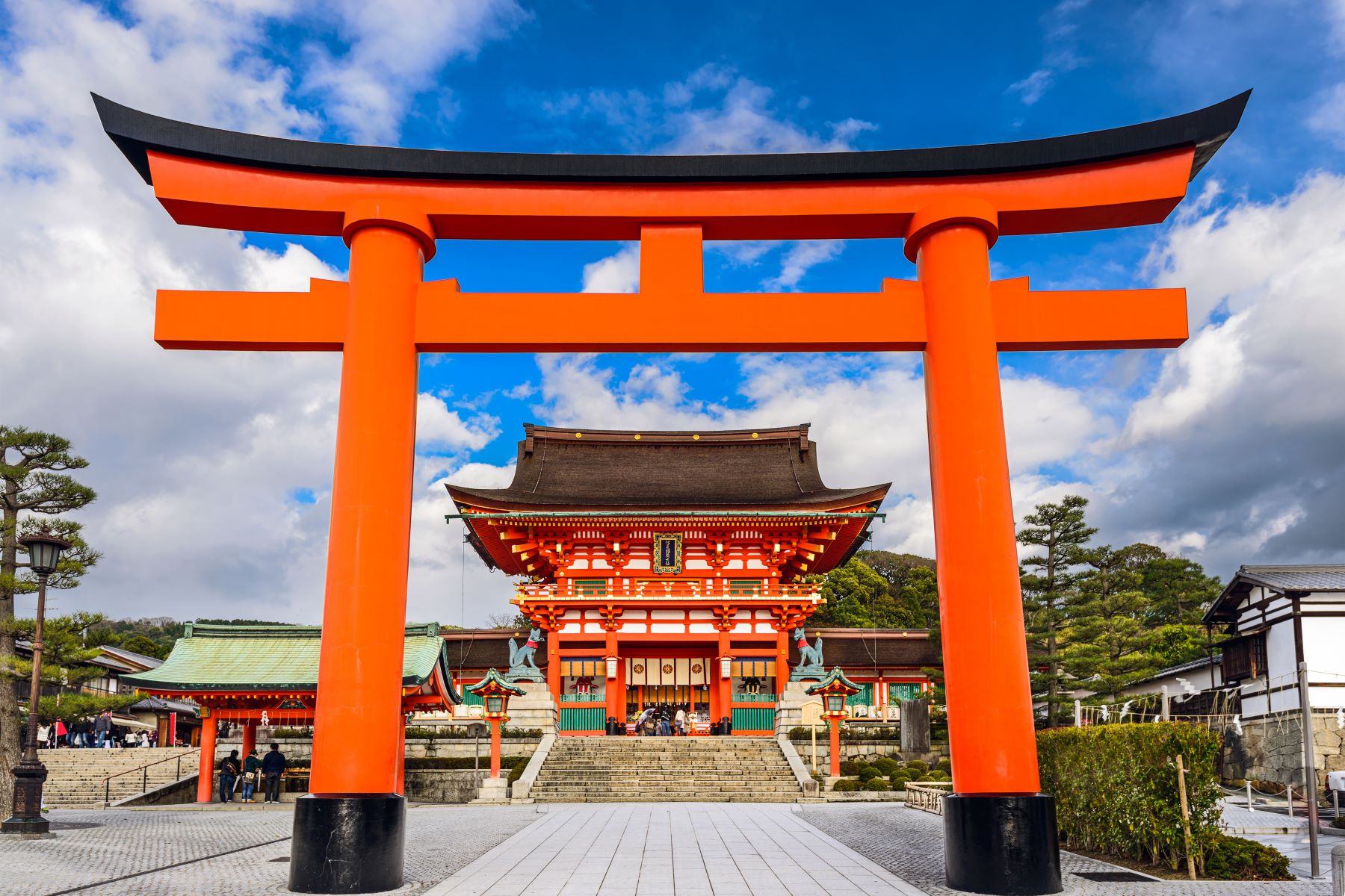 Pogled na vhod v tempelj Fushimi Inari v Kjotu na Japonskem.