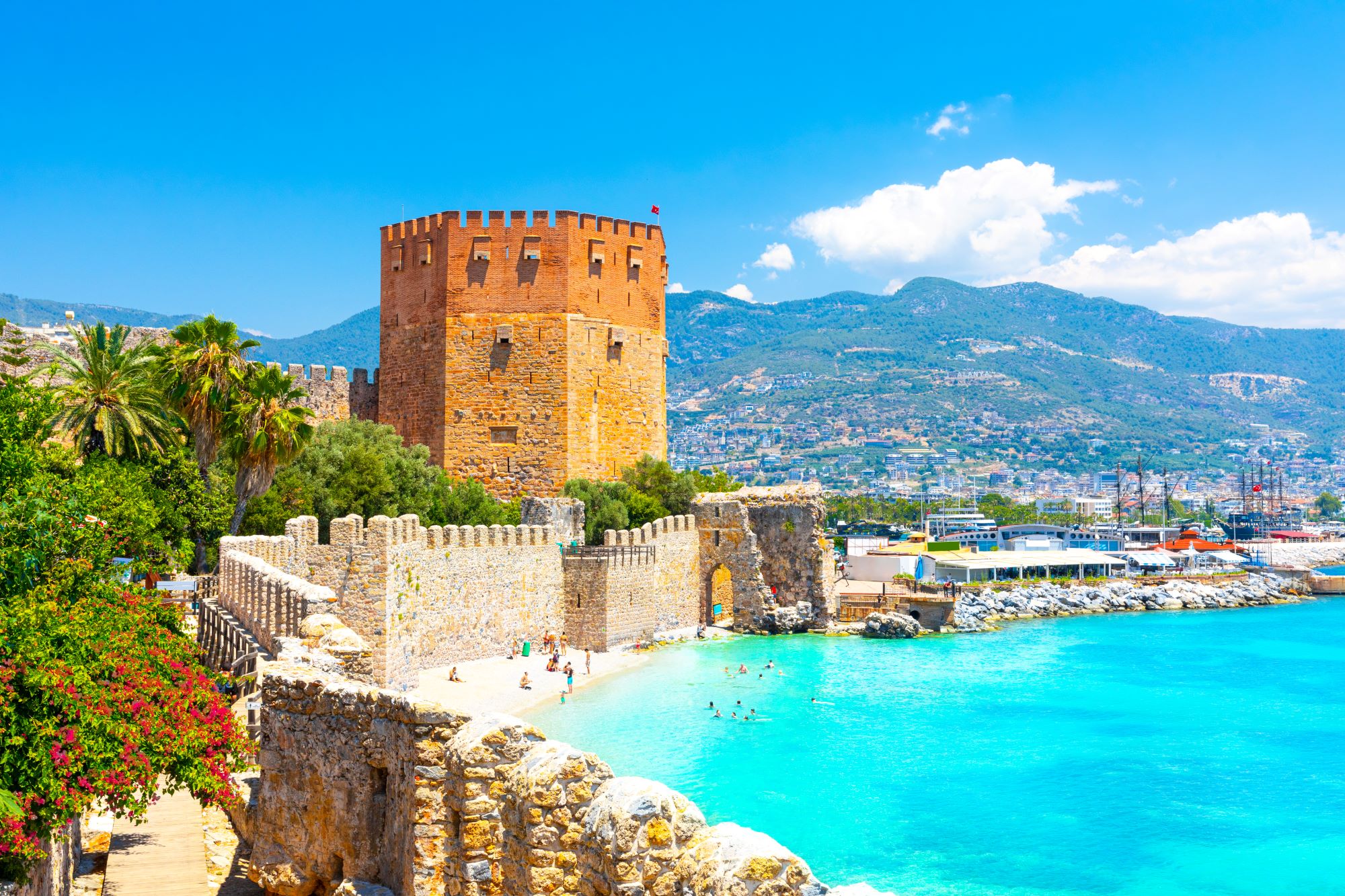 Rdeči stolp ob plaži Tersane v obmorskem mestu Antalya v Turčiji.