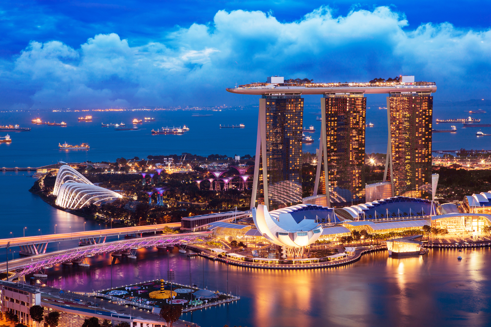 Osvetljen hotel Marina Bay Sands izstopa v singapurski panorami