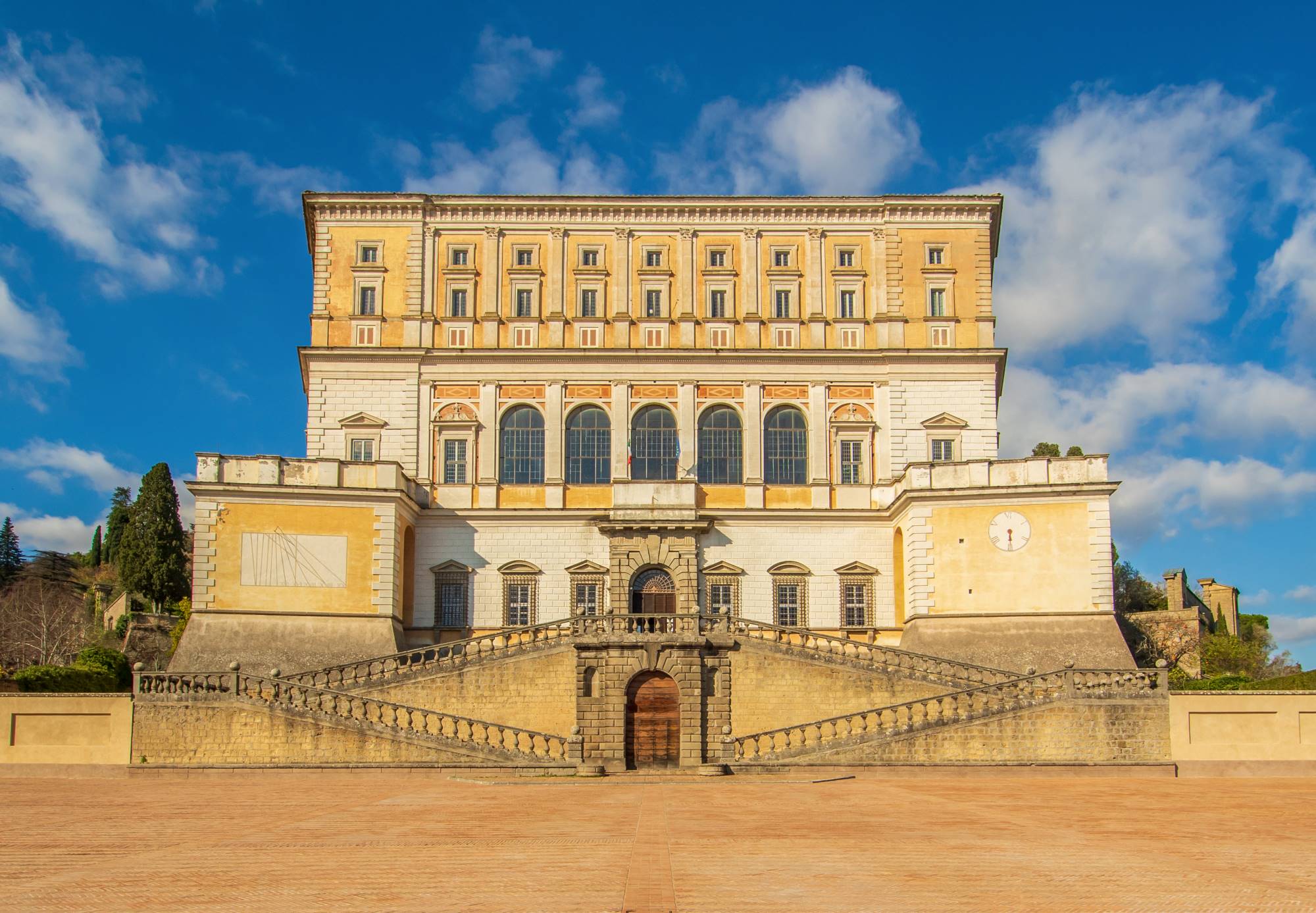 Fasada mogočne renesančne palače Farnese v mestu Caprarola v osrednji Italiji.