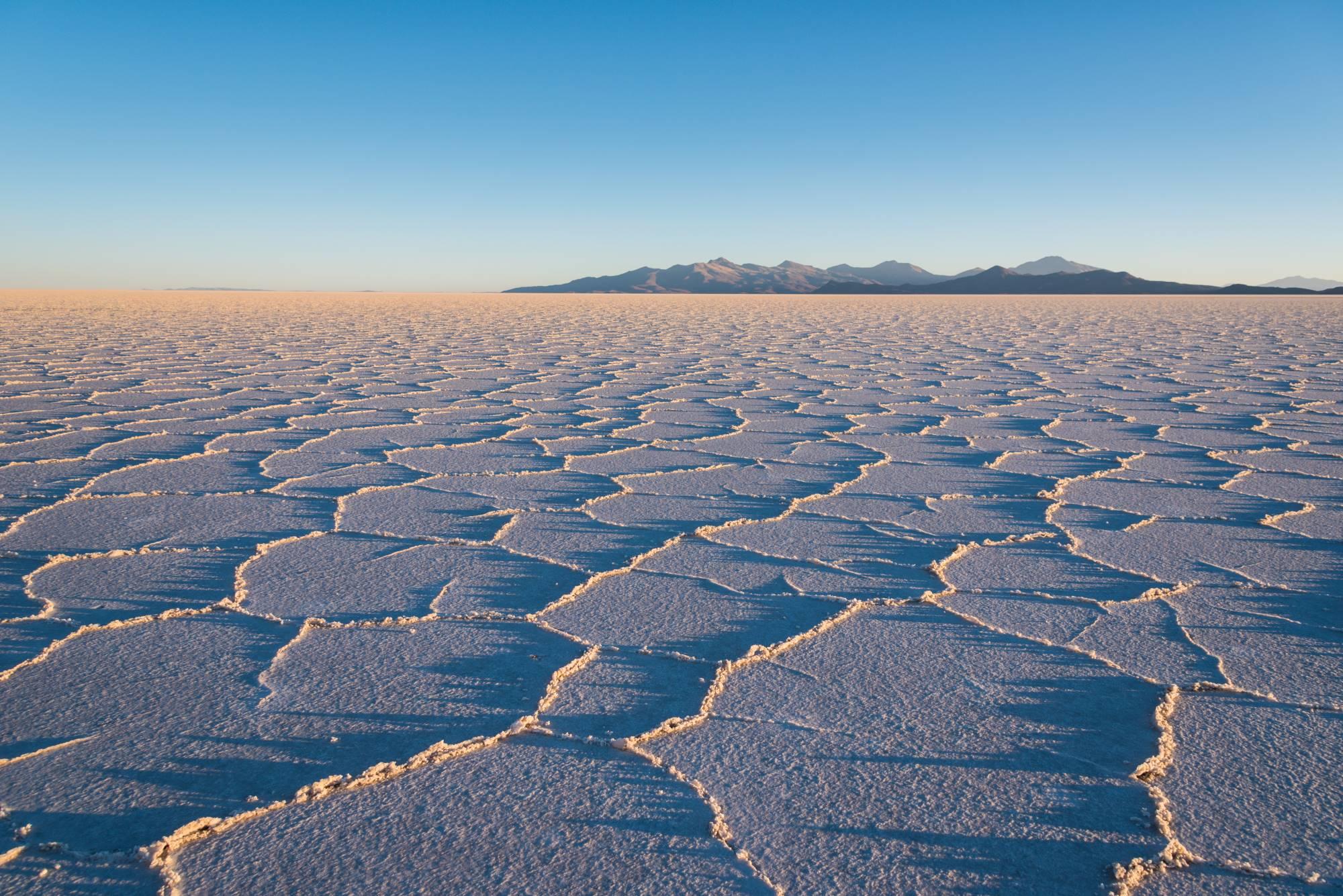 Sol na presušenem slanem jezeru Salar de Uyuni v Boliviji.