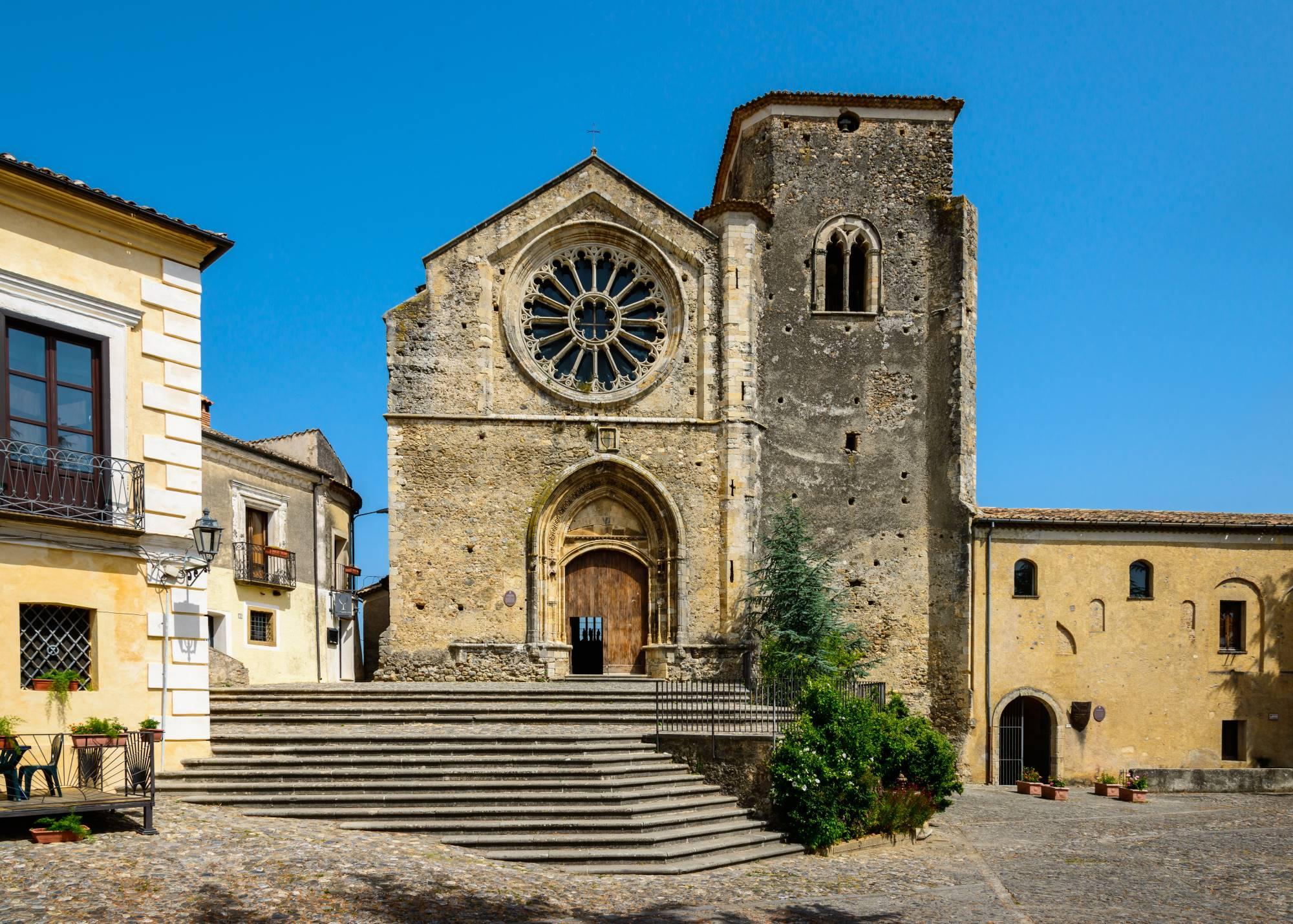 Glavna fasada gotske cerkve Santa Maria della Consolazione v kraju Altomonte v Kalabriji v Italiji.