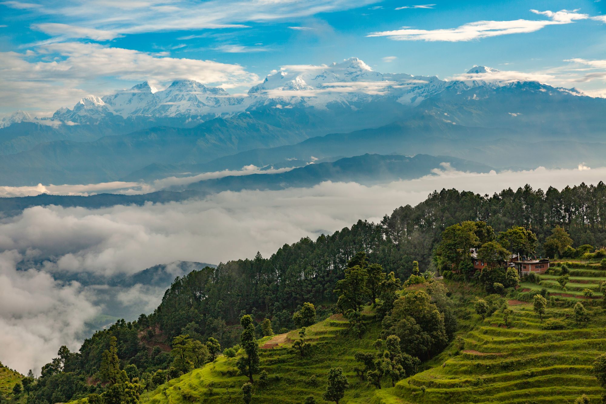 Pogled na zasnežene vrhove Himalaje iz vasice Bandipur v Nepalu.