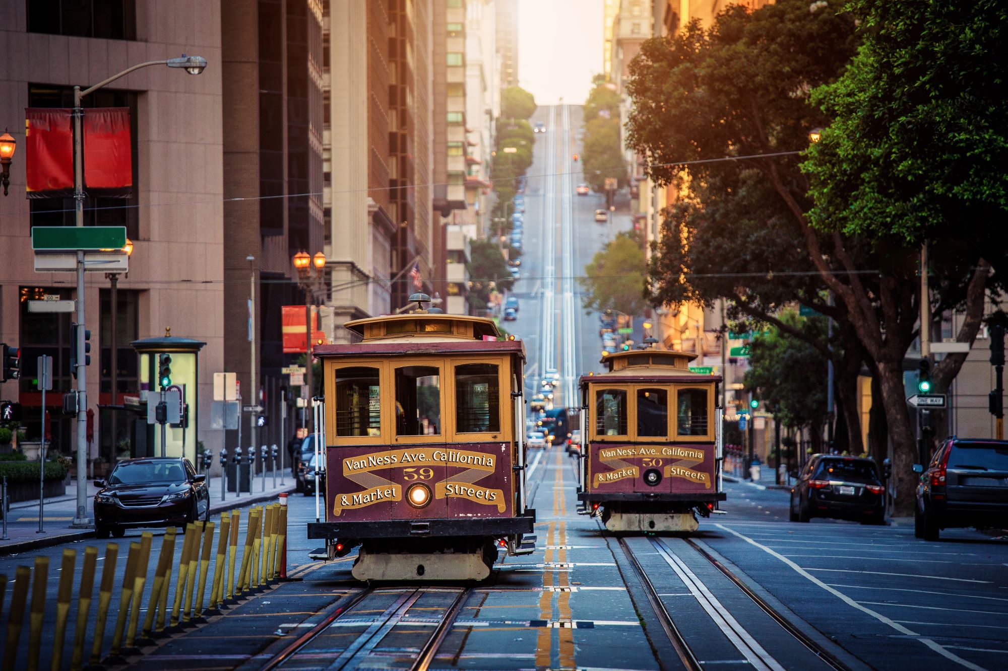 Srečanje dveh tramvajev na ulicah San Francisca v Kaliforniji.
