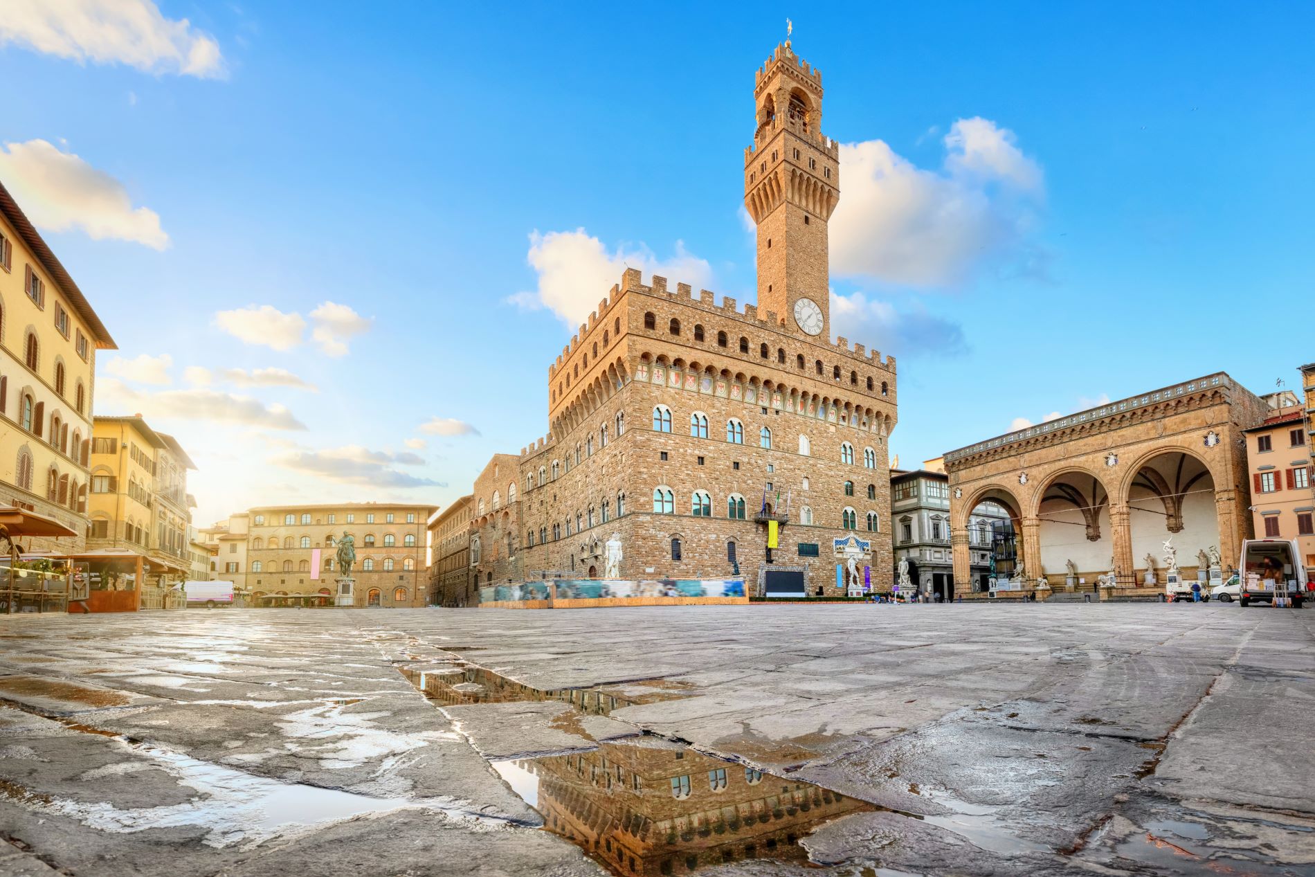 Jutro na trgu Piazza della Signoria po dežju s pogledom na Palazzo Vecchio in Loggio dei Lanzi v Firencah v Toskani.