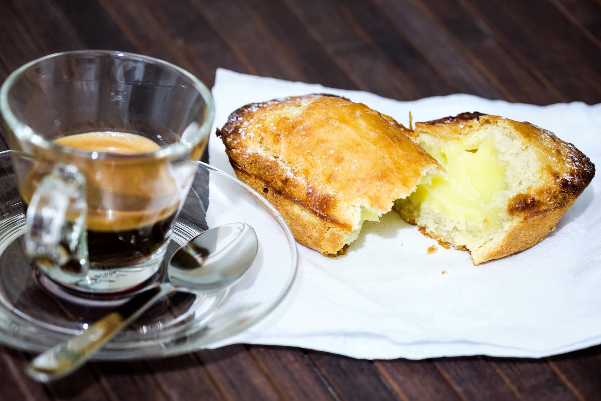 Pokušina tipične sladice iz Apulije mini tortice iz krhkega testa s kremnim nadevom - pasticciotto - in obvezna kava esspresso.